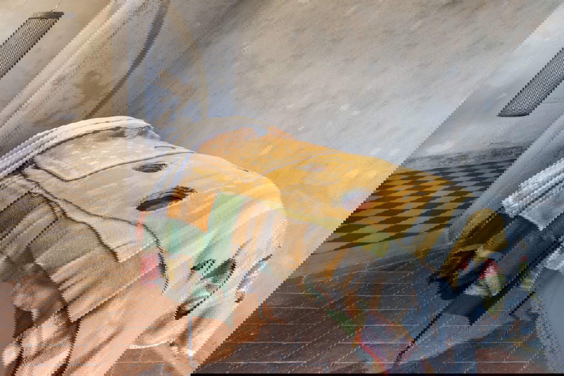 Berlinde De Bruyckere, Slaapzaal IV (2000; metal, mantas, cama individual, 150 x 200 x 90 cm). Cortesía de la artista y GALLERIA CONTINUA, Foto: Ela Bialkowska, OKNO Studio