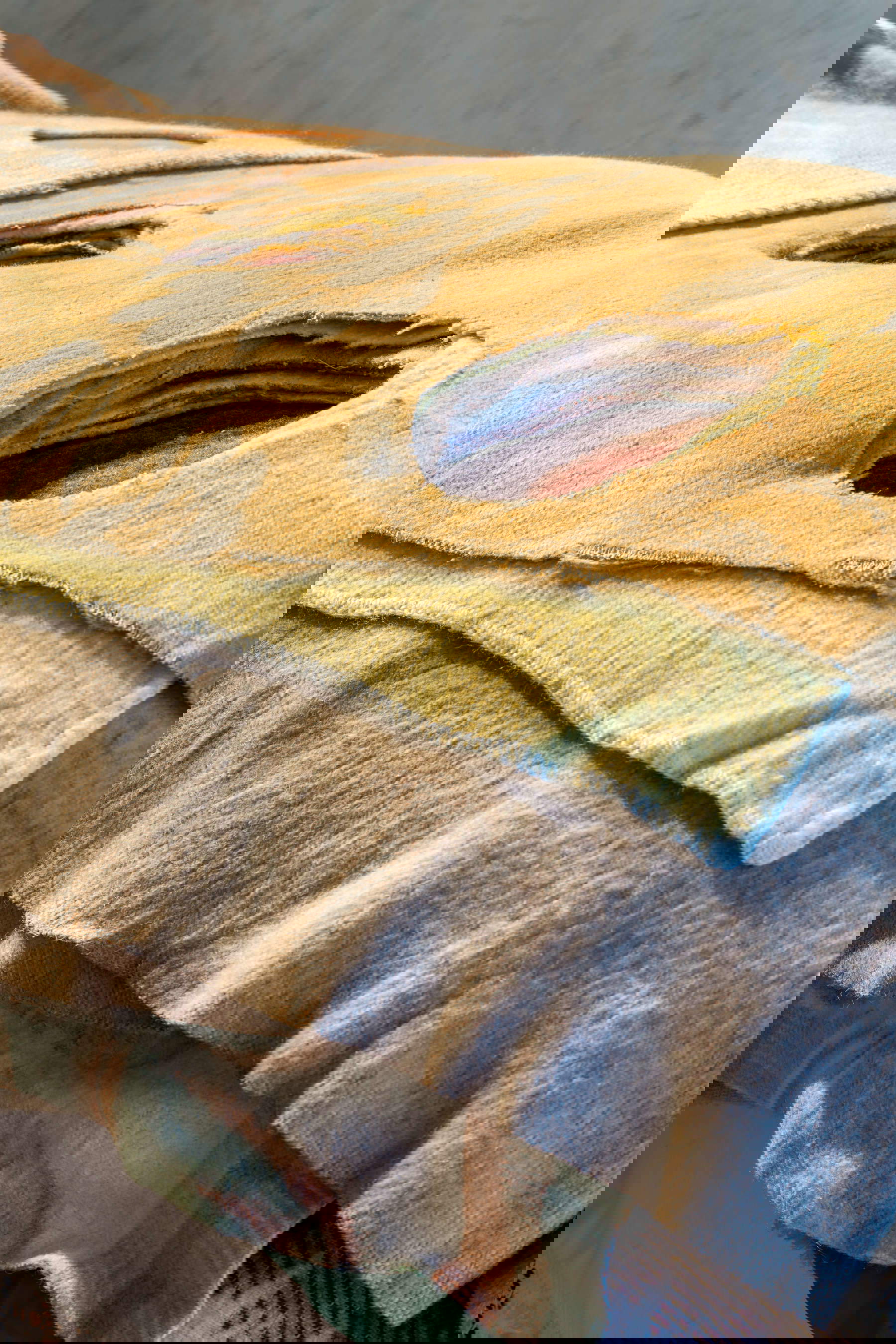 Berlinde De Bruyckere, Slaapzaal IV (2000; metal, mantas, cama individual, 150 x 200 x 90 cm). Cortesía de la artista y GALLERIA CONTINUA, Foto: Ela Bialkowska, OKNO Studio