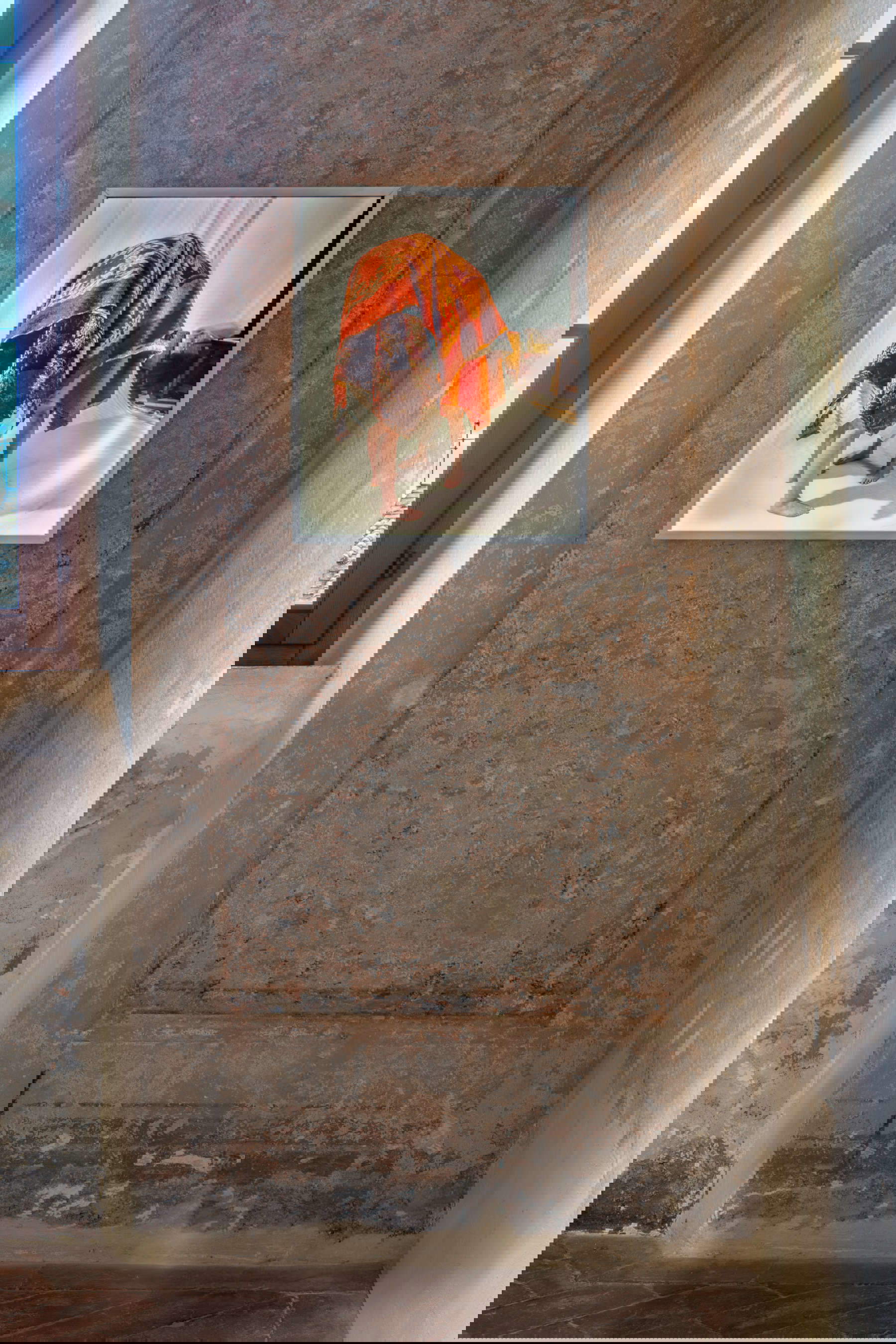 Berlinde De Bruyckere, Spreken (1999; cibachrome, vidrio, aluminio, neón, cable, 60 x 55 x 11 cm). Con permiso del artista y de GALLERIA CONTINUA, Fotógrafo: Duccio Benvenuti - Art Store