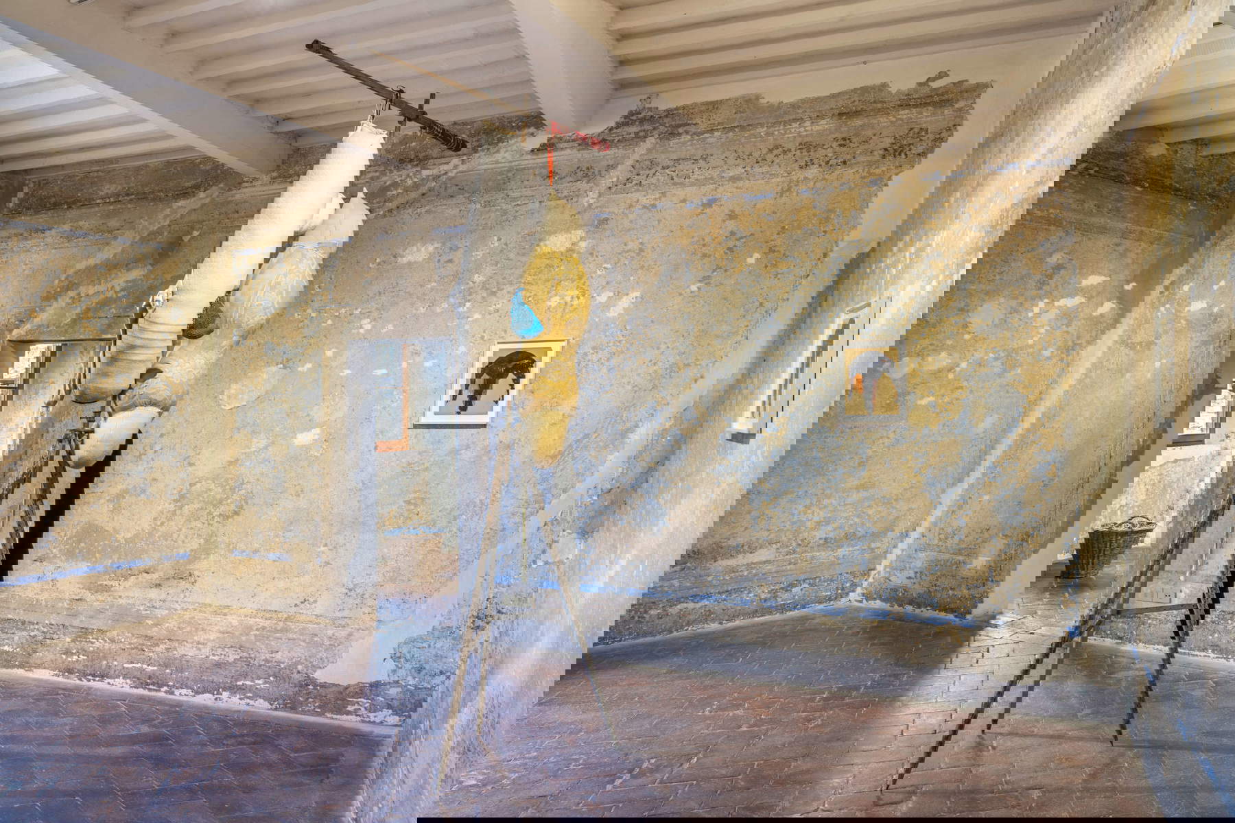 Berlinde De Bruyckere, Zonder Titel I (2000-2025; madera, manta, terciopelo, dacrón, acero, 300 x 150 x 50 cm). Con permiso de la artista y GALLERIA CONTINUA, Foto: Ela Bialkowska, OKNO Studio