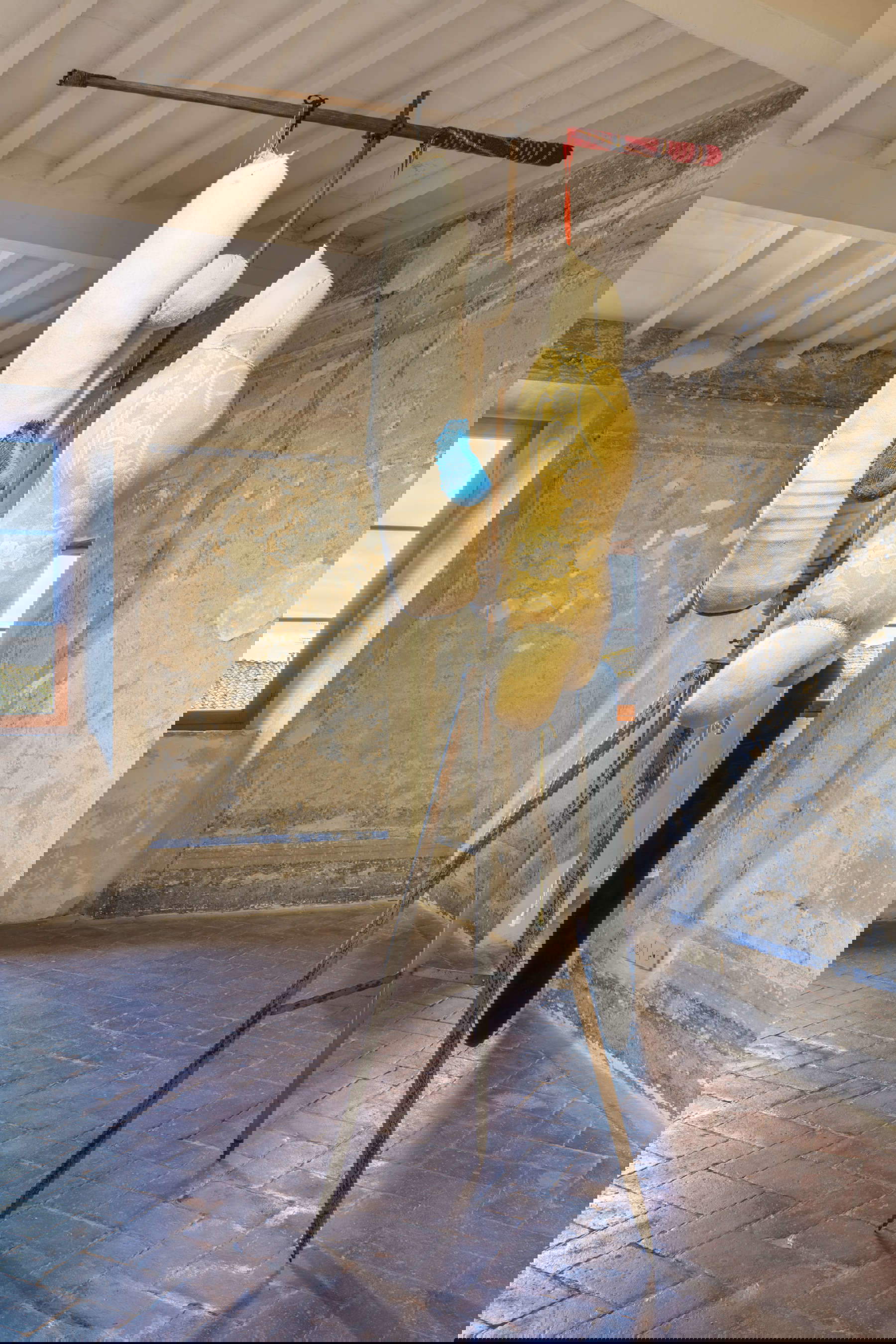 Berlinde De Bruyckere, Zonder Titel I (2000-2025; madera, manta, terciopelo, dacrón, acero, 300 x 150 x 50 cm). Con permiso de la artista y GALLERIA CONTINUA, Foto: Ela Bialkowska, OKNO Studio