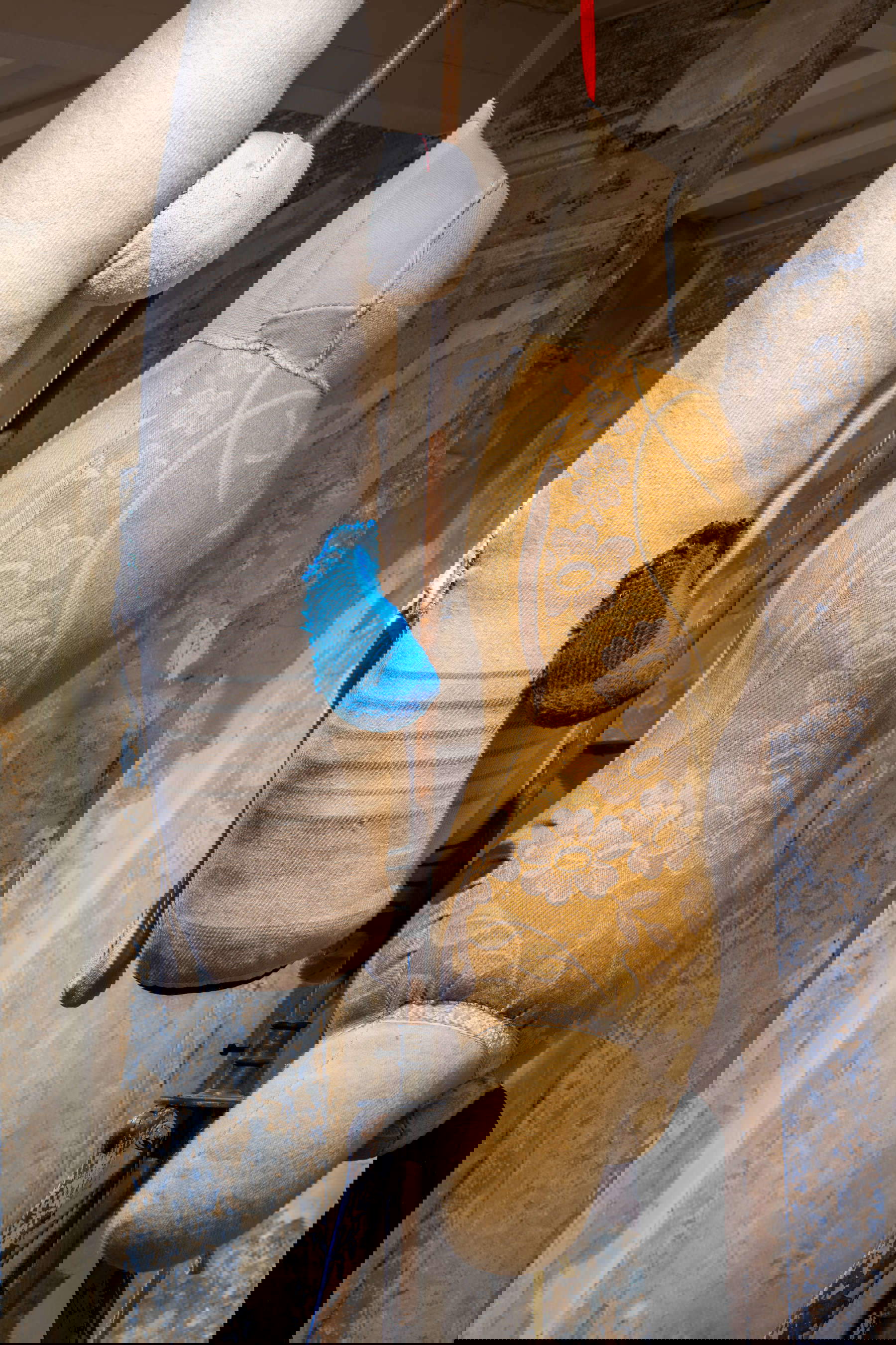 Berlinde De Bruyckere, Zonder Titel I (2000-2025; madera, manta, terciopelo, dacrón, acero, 300 x 150 x 50 cm). Con permiso de la artista y GALLERIA CONTINUA, Foto: Ela Bialkowska, OKNO Studio