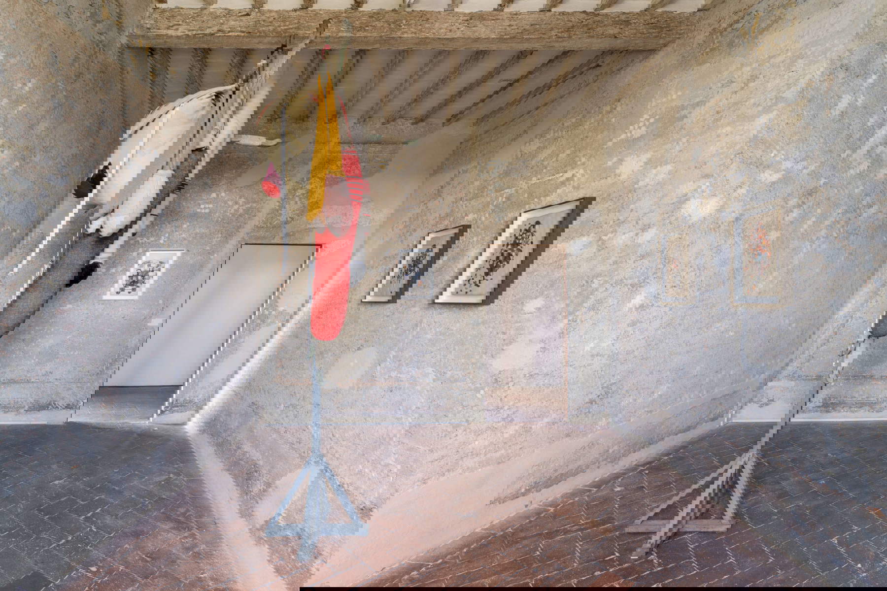 Berlinde De Bruyckere, Zonder Titel II (2000-2025; madera, lana, terciopelo, mantas, acero, 286 x 120 x 100 cm). Con permiso del artista y GALLERIA CONTINUA, Foto: Ela Bialkowska, OKNO Studio