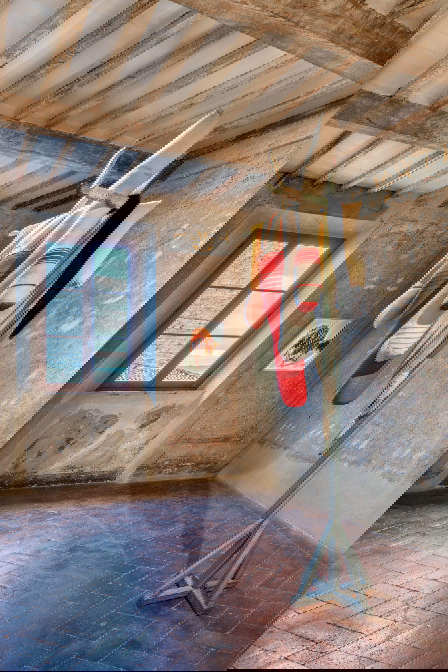 Berlinde De Bruyckere, Zonder Titel II (2000-2025; madera, lana, terciopelo, mantas, acero, 286 x 120 x 100 cm). Con permiso del artista y GALLERIA CONTINUA, Foto: Ela Bialkowska, OKNO Studio