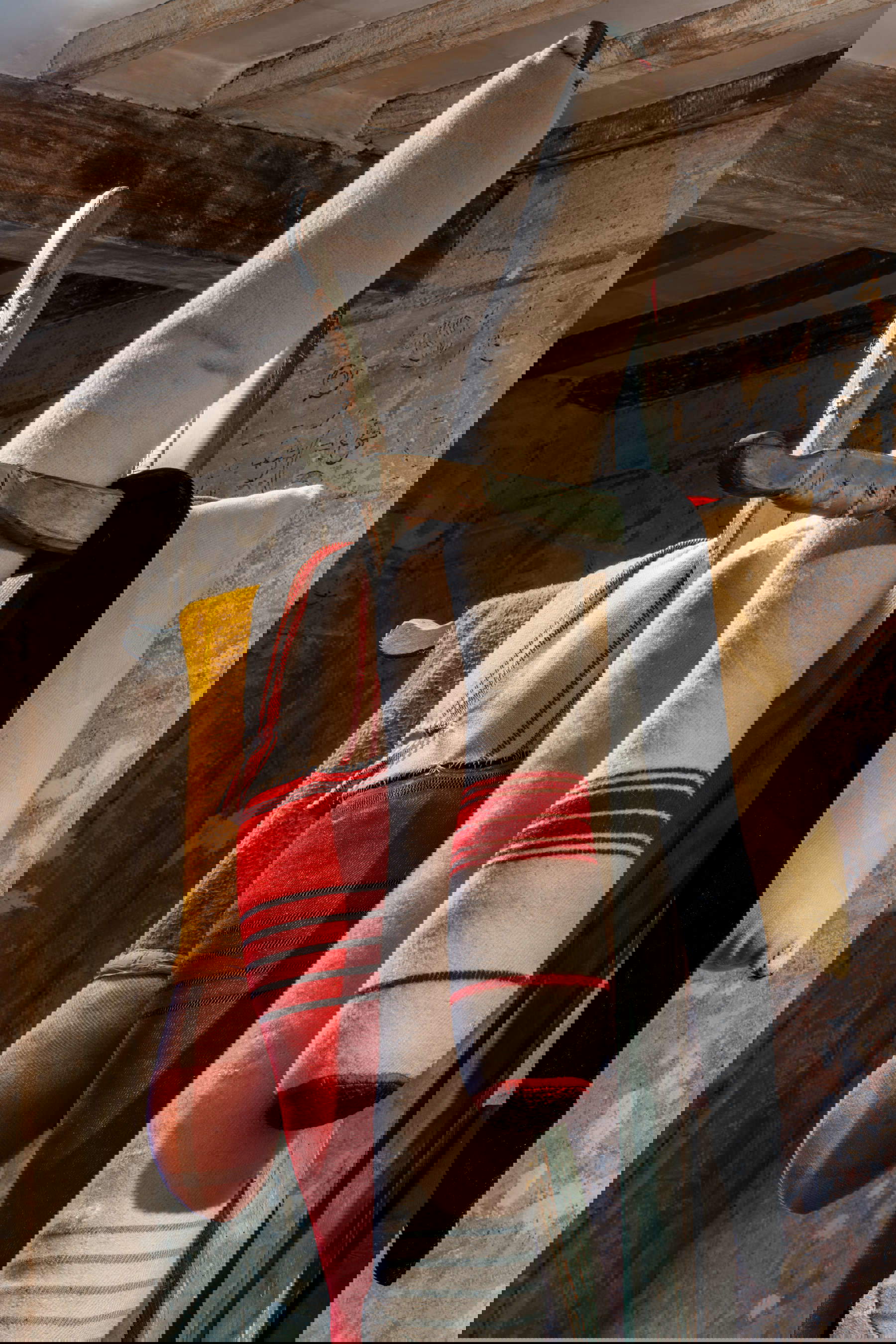 Berlinde De Bruyckere, Zonder Titel II (2000-2025; madera, lana, terciopelo, mantas, acero, 286 x 120 x 100 cm). Con permiso del artista y GALLERIA CONTINUA, Foto: Ela Bialkowska, OKNO Studio