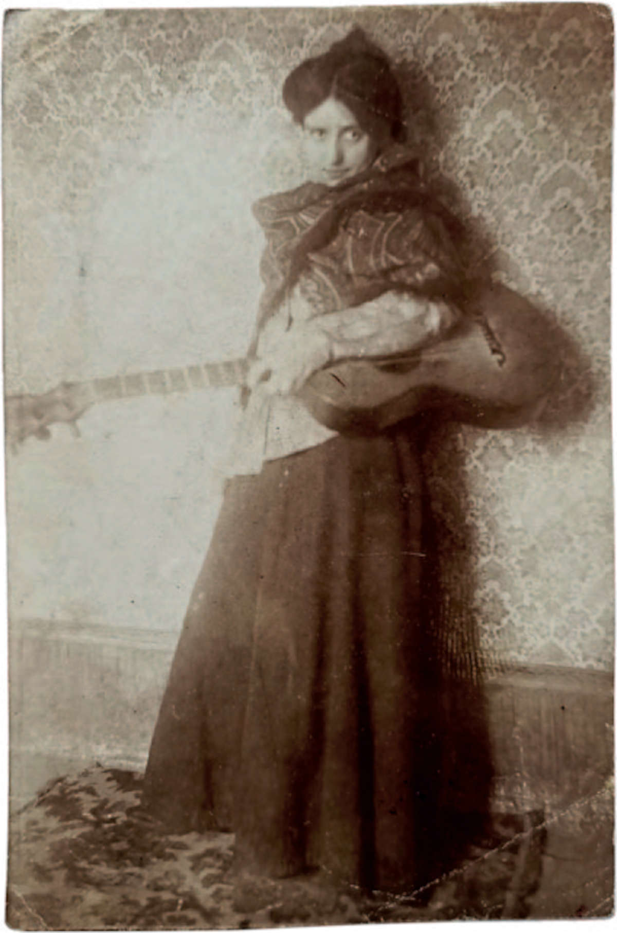 Photographie de studio de sa femme Amalia avec une guitare (Archives Gian Emilio Malerba, Monza)