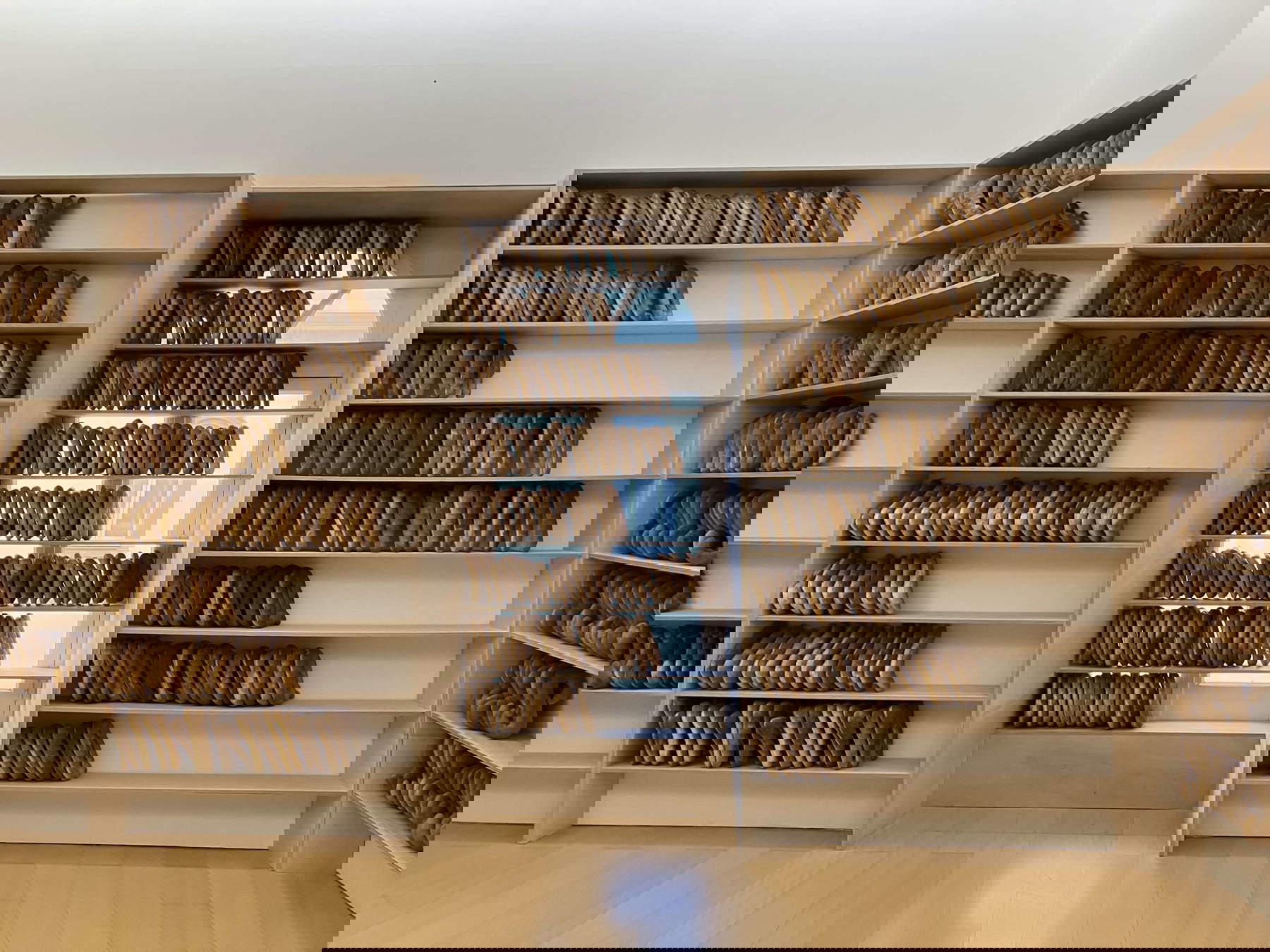 Montage de l'exposition Uri Aran. Sans titre (I Love You). Photo : Emanuela Zanon