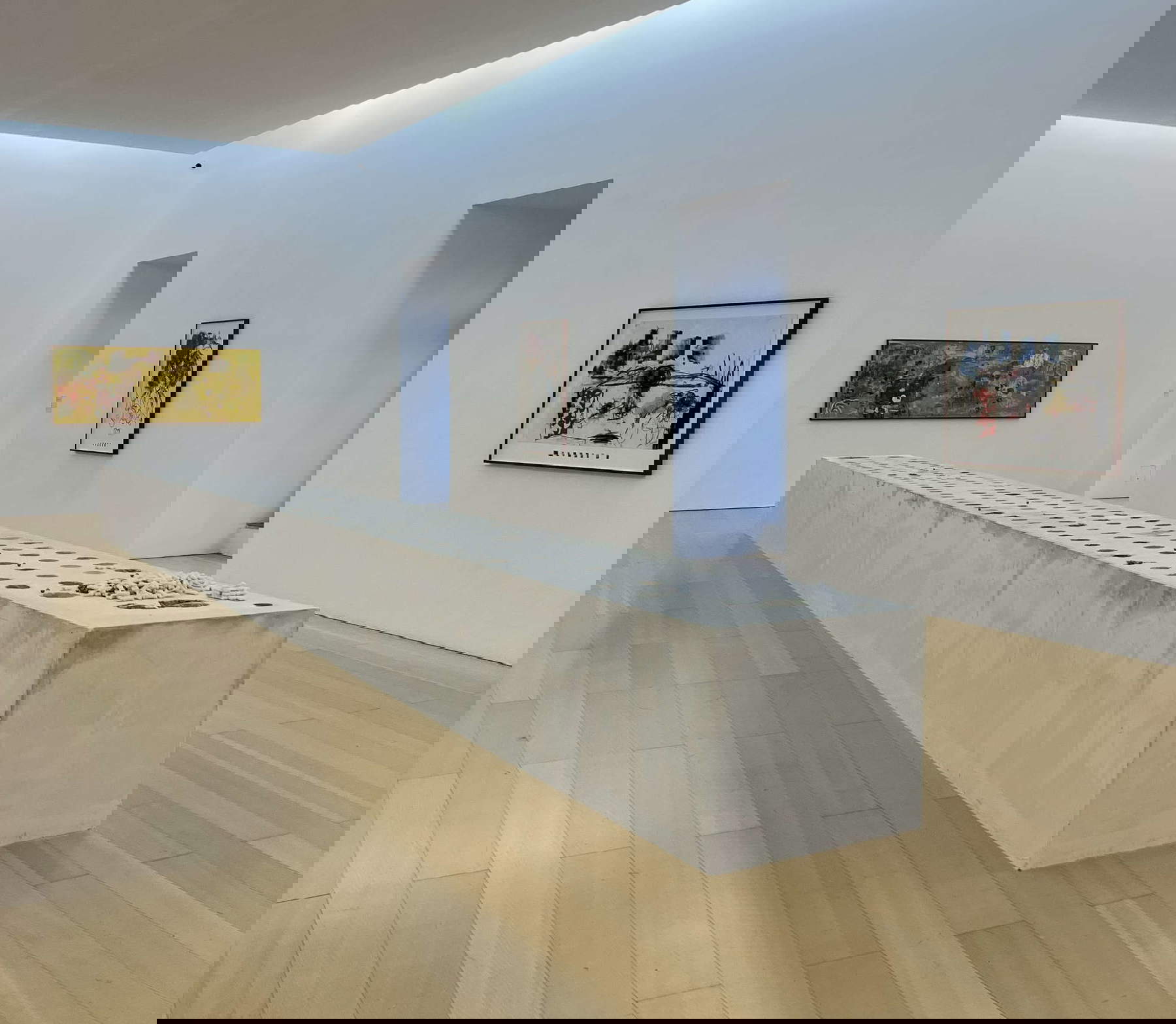 Montage de l'exposition Uri Aran. Sans titre (I Love You). Photo : Emanuela Zanon