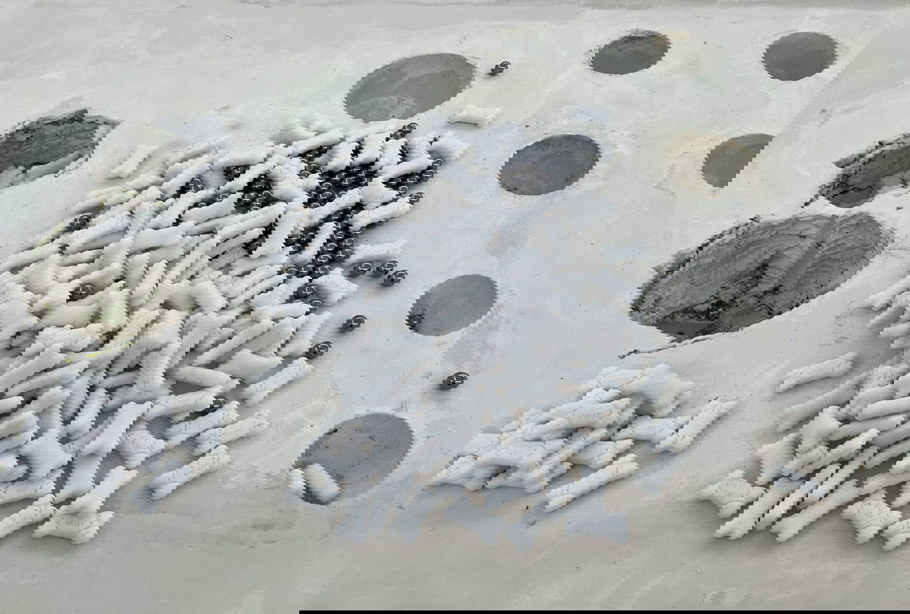 Montage de l'exposition Uri Aran. Sans titre (I Love You). Photo : Emanuela Zanon