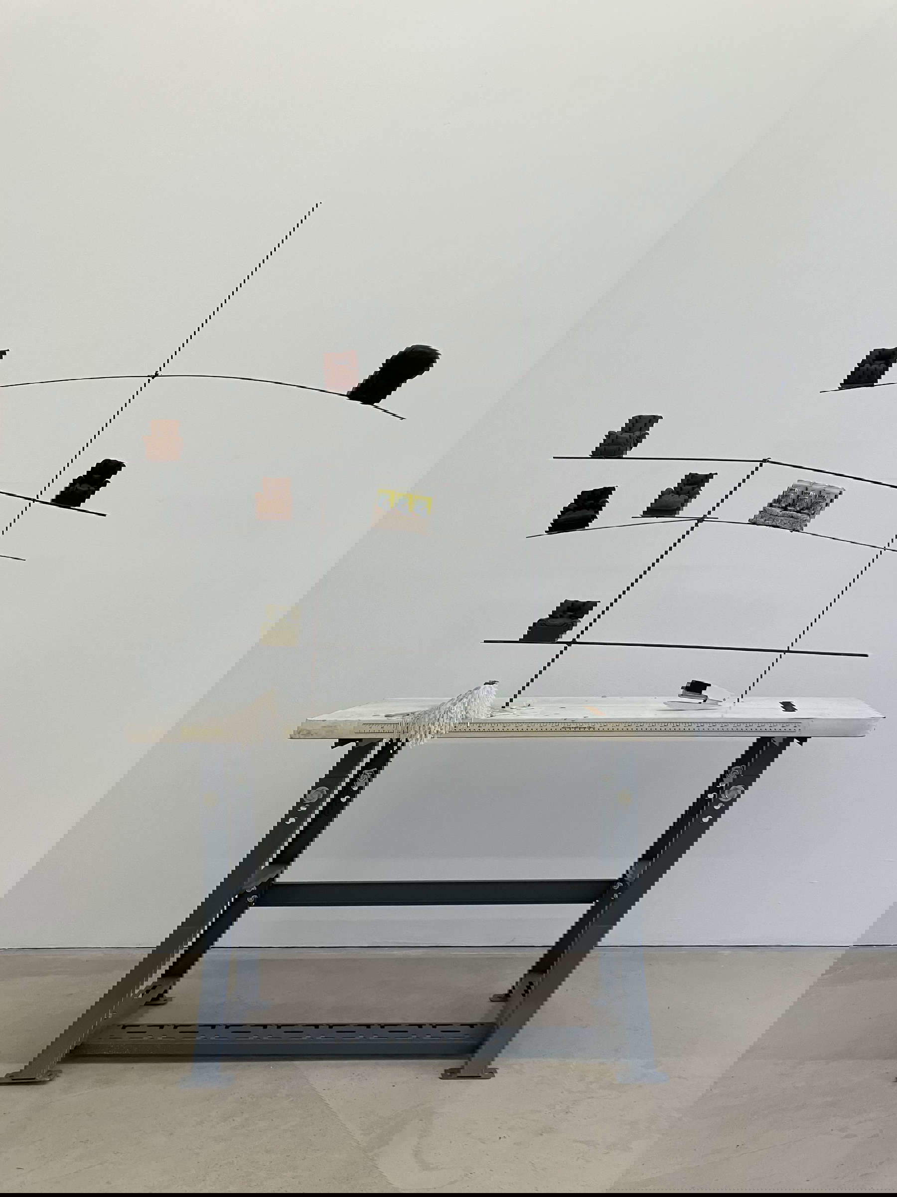 Montage de l'exposition Uri Aran. Sans titre (I Love You). Photo : Emanuela Zanon