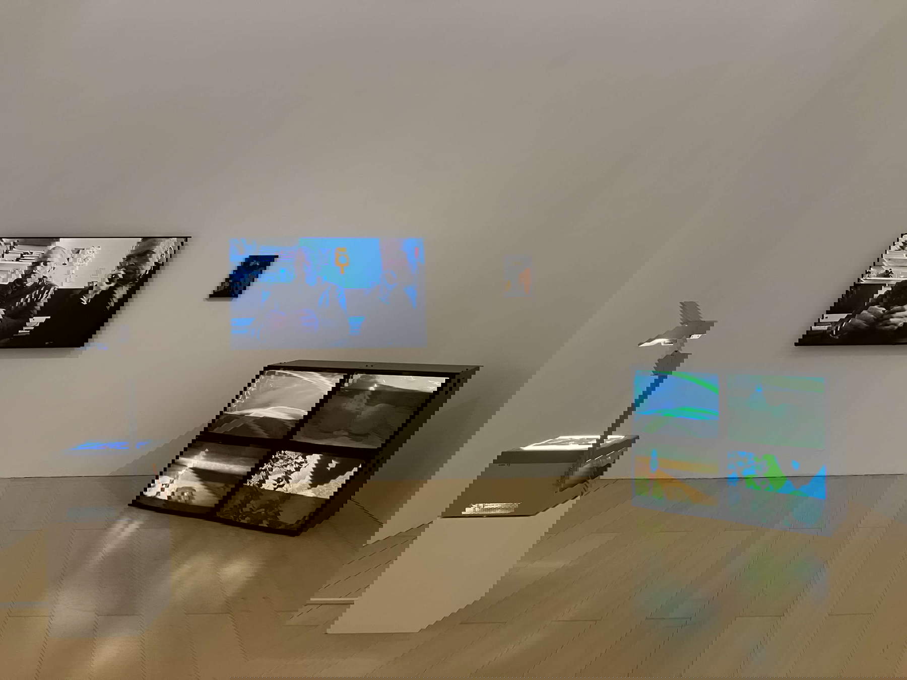 Montage de l'exposition Uri Aran. Sans titre (I Love You). Photo : Emanuela Zanon