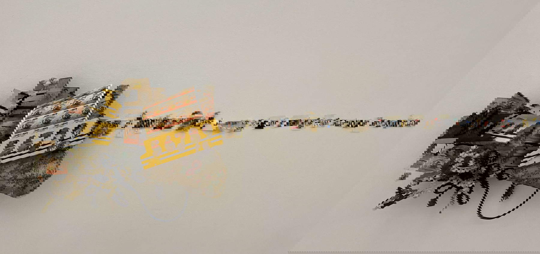 Montage de l'exposition Uri Aran. Sans titre (I Love You). Photo : Emanuela Zanon