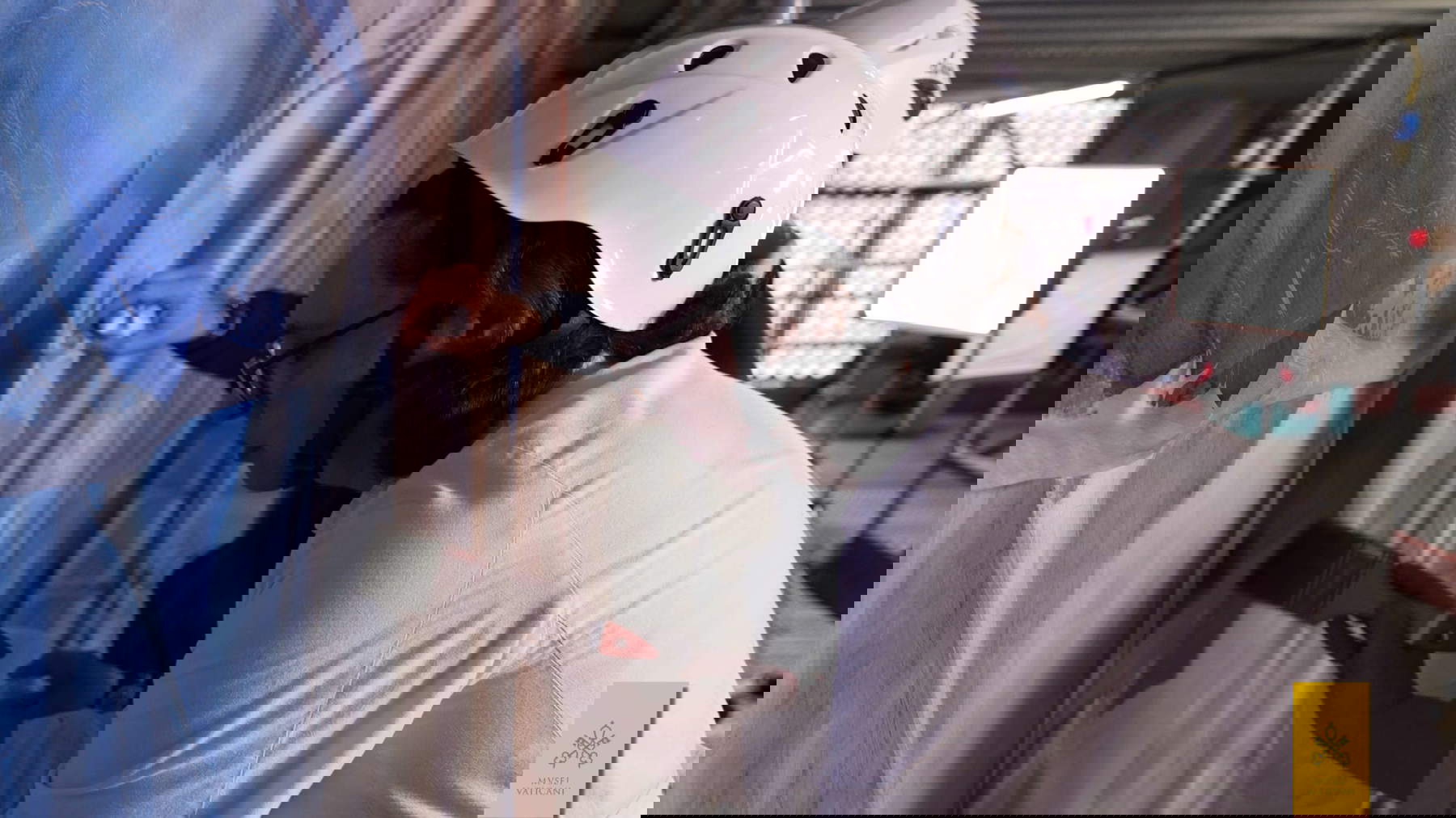 Chapelle Sixtine, Jugement dernier, détail du manteau de la Vierge lors de l'enlèvement des dépôts de surface. Copyright &copy; Gouvernorat SCV - Direction des musées. Tous droits réservés.