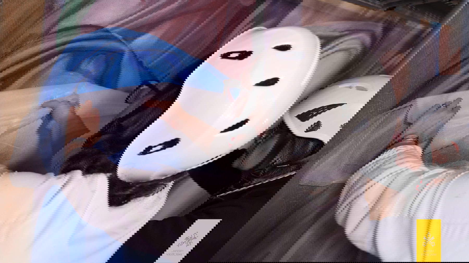 Chapelle Sixtine, Jugement dernier, détail du manteau de la Vierge lors de l'enlèvement des dépôts de surface. Copyright &copy; Gouvernorat SCV - Direction des musées. Tous droits réservés.