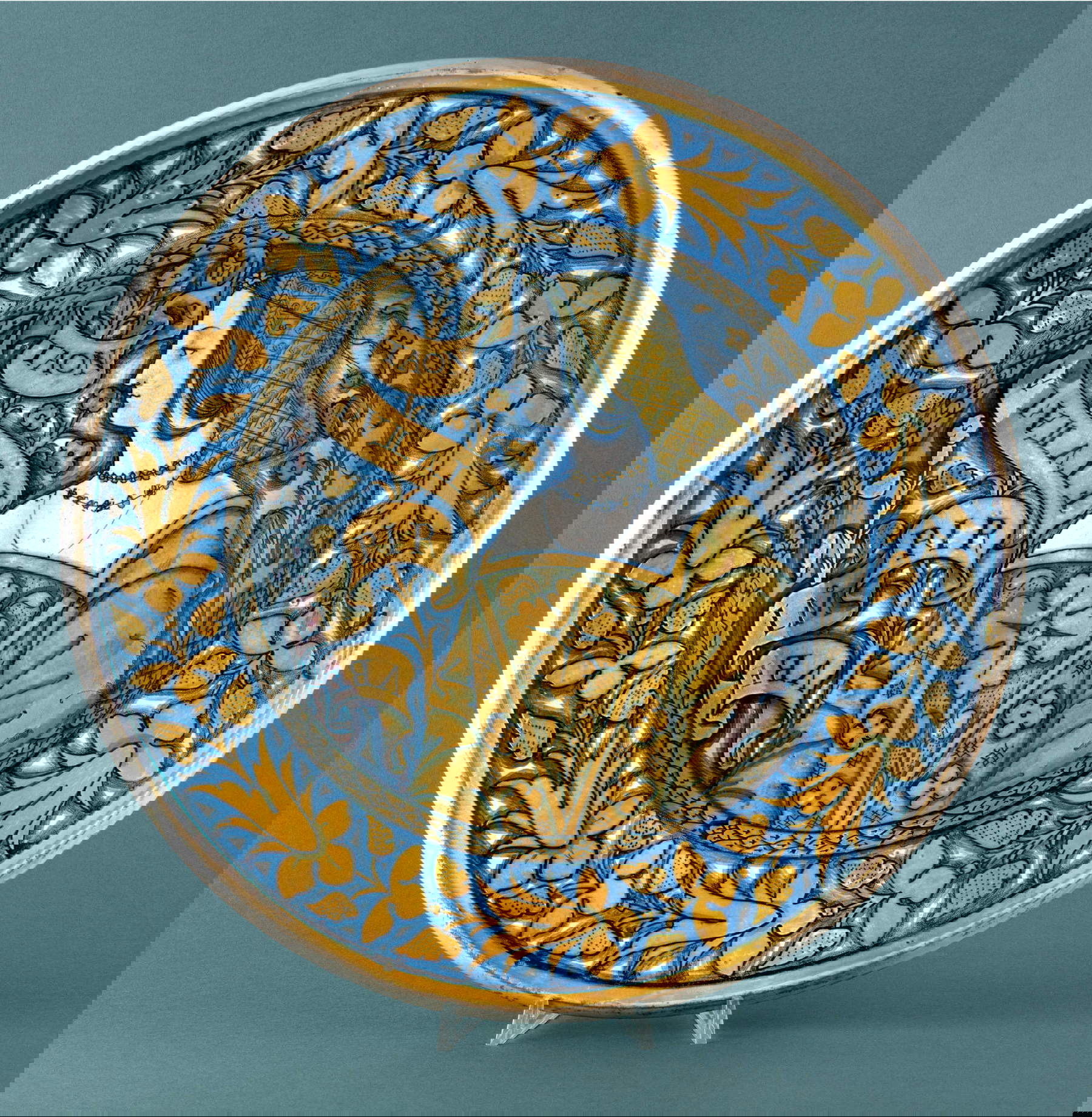 Ceramista di Deruta, Piatto a lustro Bella Donna con motto &ldquo;Un bel morir tutta la vita onora&rdquo; (XVI secolo; piatto in maiolica a lustro decorato in blu, diametro 42,6 cm)