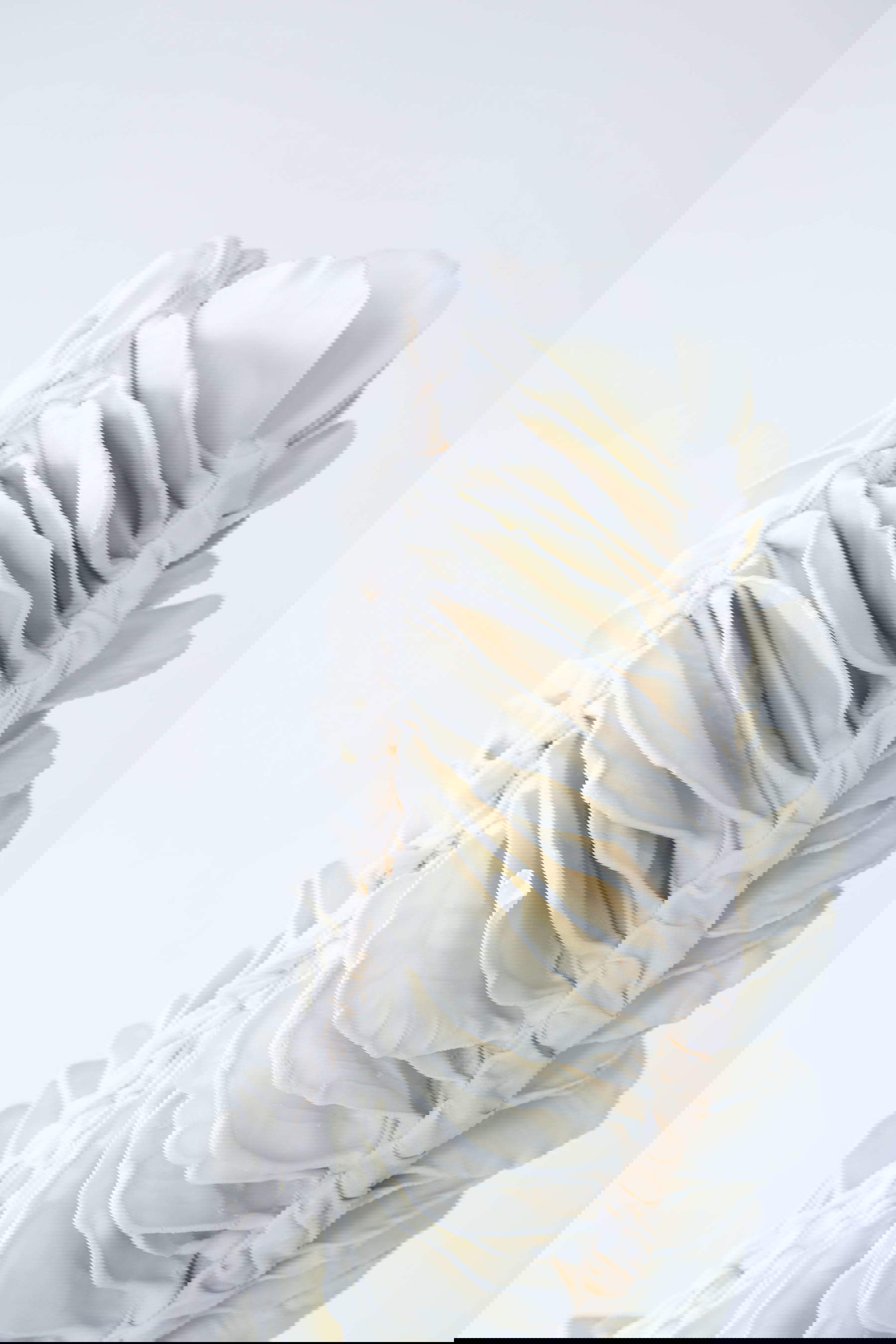 Daniela Bergschneider, Almost Blooming II, détail (2025 ; tissu en nylon, éléments en porcelaine faits à la main)