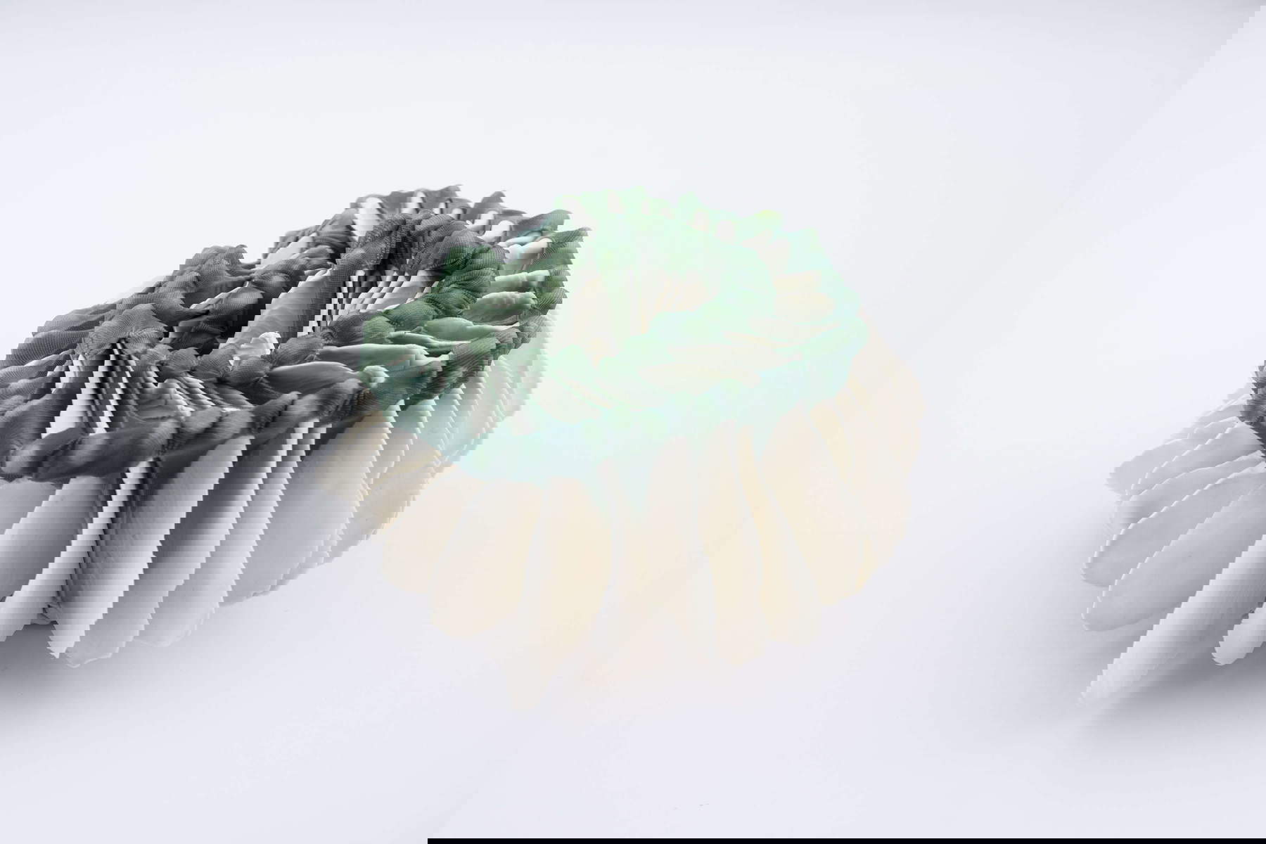 Daniela Bergschneider, Gyre (2025 ; tissu en nylon, porcelaine faite à la main, 20 x 20 x 10 cm). Photo : Thor Br&oslash;dreskift