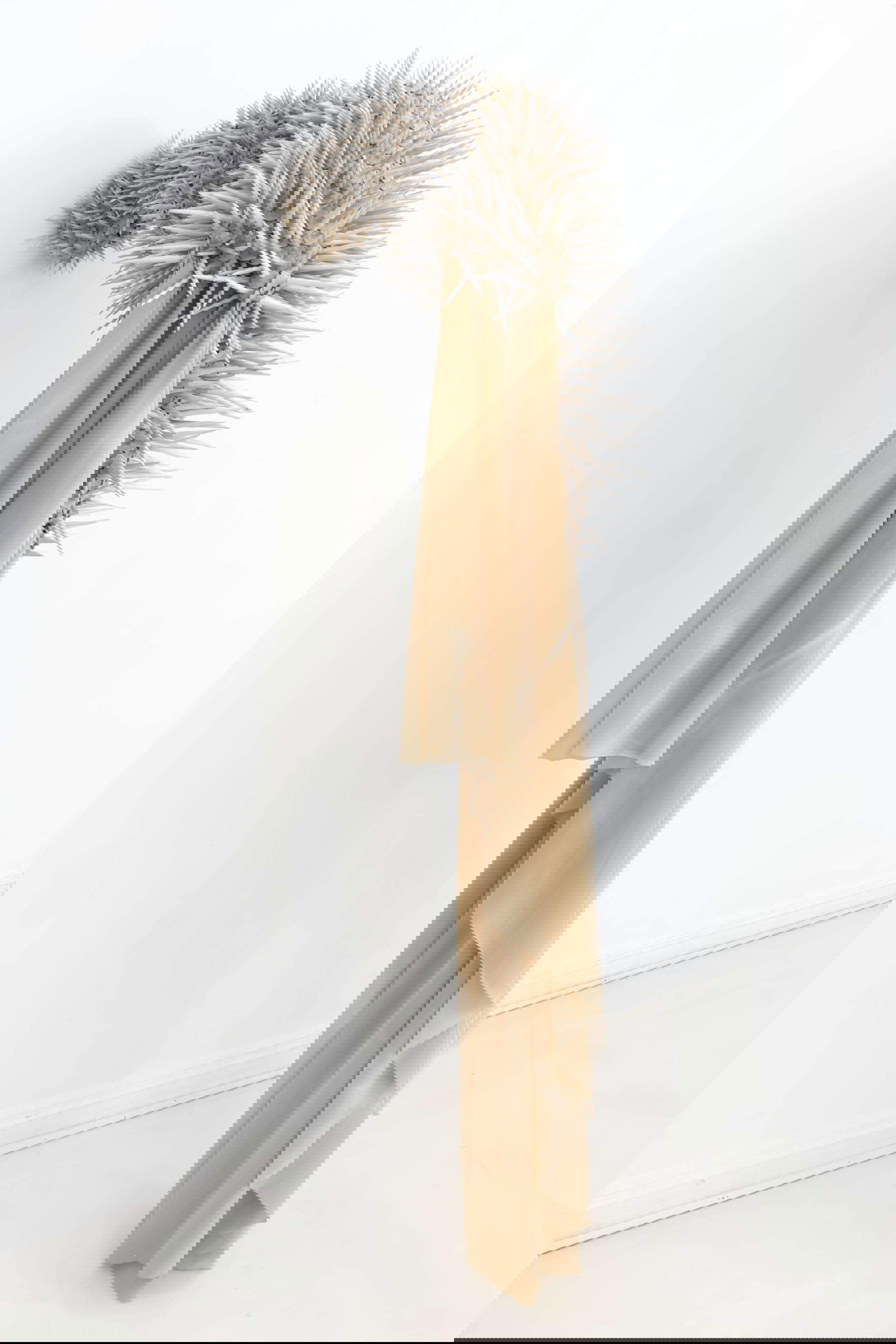 Daniela Bergschneider, Hybridia II (2020 ; tissu en polyamide, éléments en porcelaine fabriqués à la main, 175 x 70 x 40 cm).