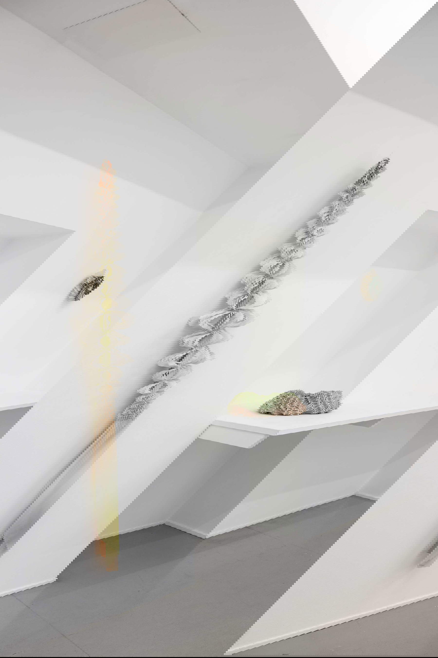 Montage de l'exposition Beginning, Becoming (Format, Oslo, 2025). Photo : Thor Br&oslash;dreskift