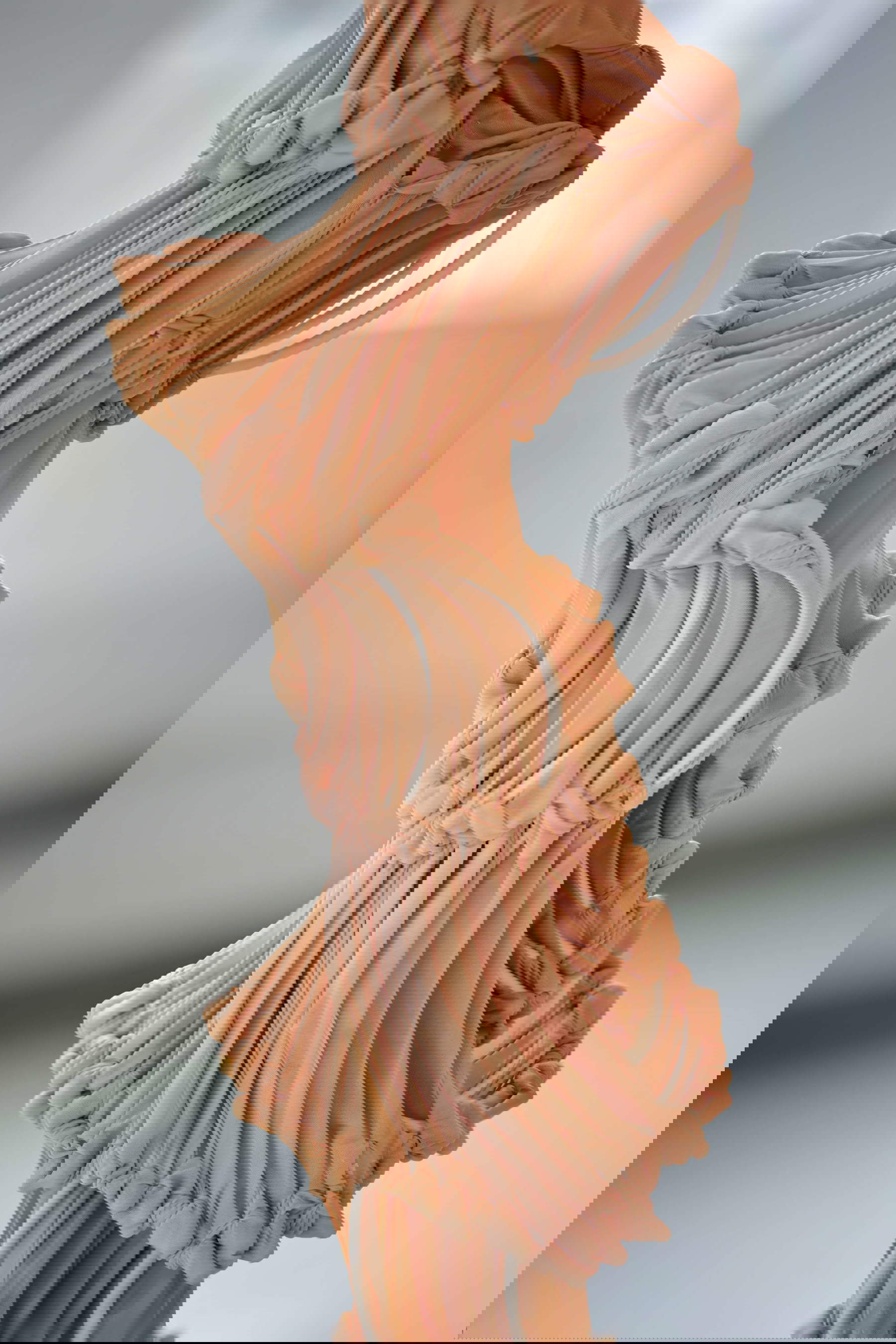 Daniela Bergschneider, Oriri, détail (2022 ; tissu en nylon, porcelaine faite à la main). Photo : Thor Br&oslash;dreskift