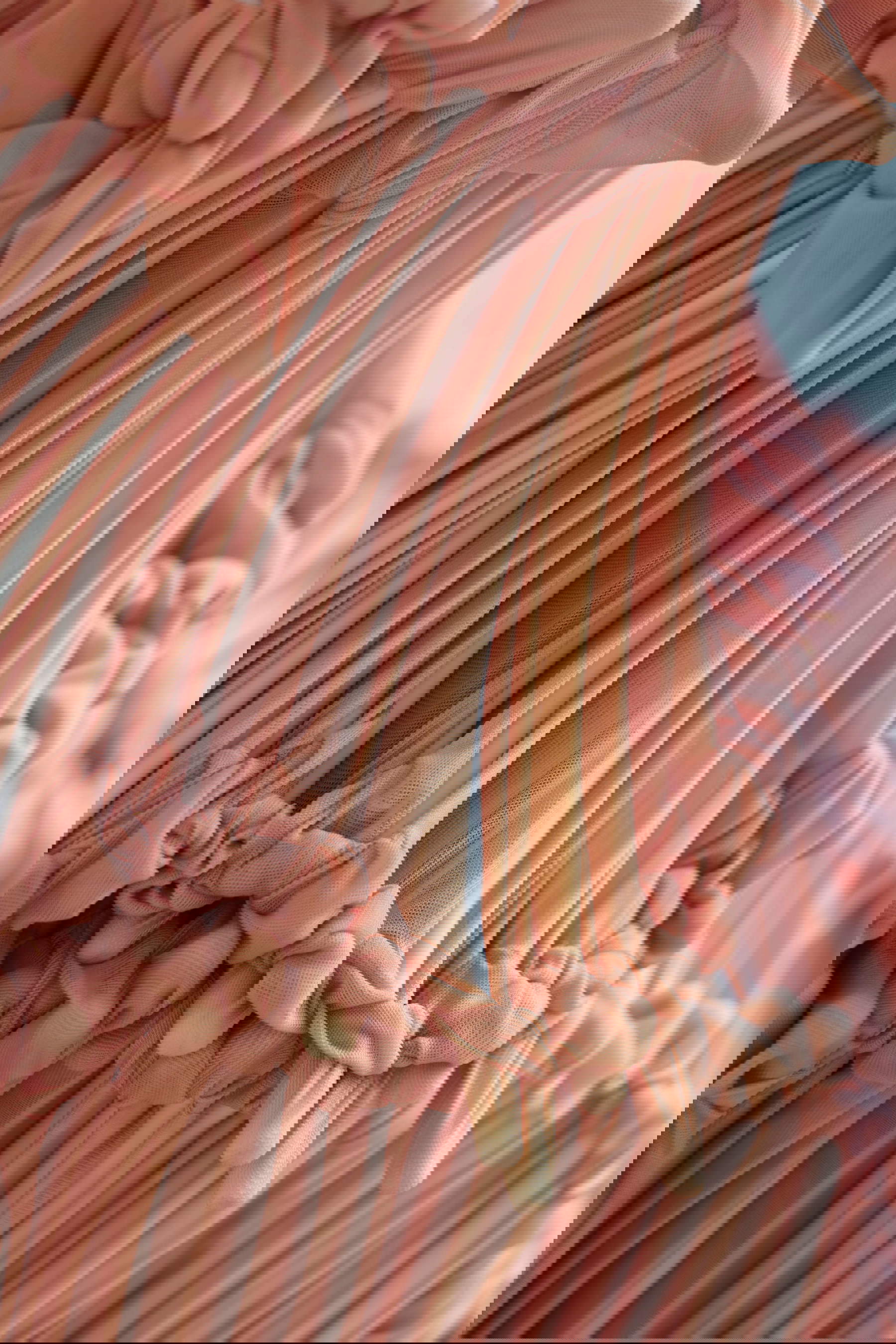 Daniela Bergschneider, Oriri, détail (2022 ; tissu en nylon, porcelaine faite à la main). Photo : Thor Br&oslash;dreskift