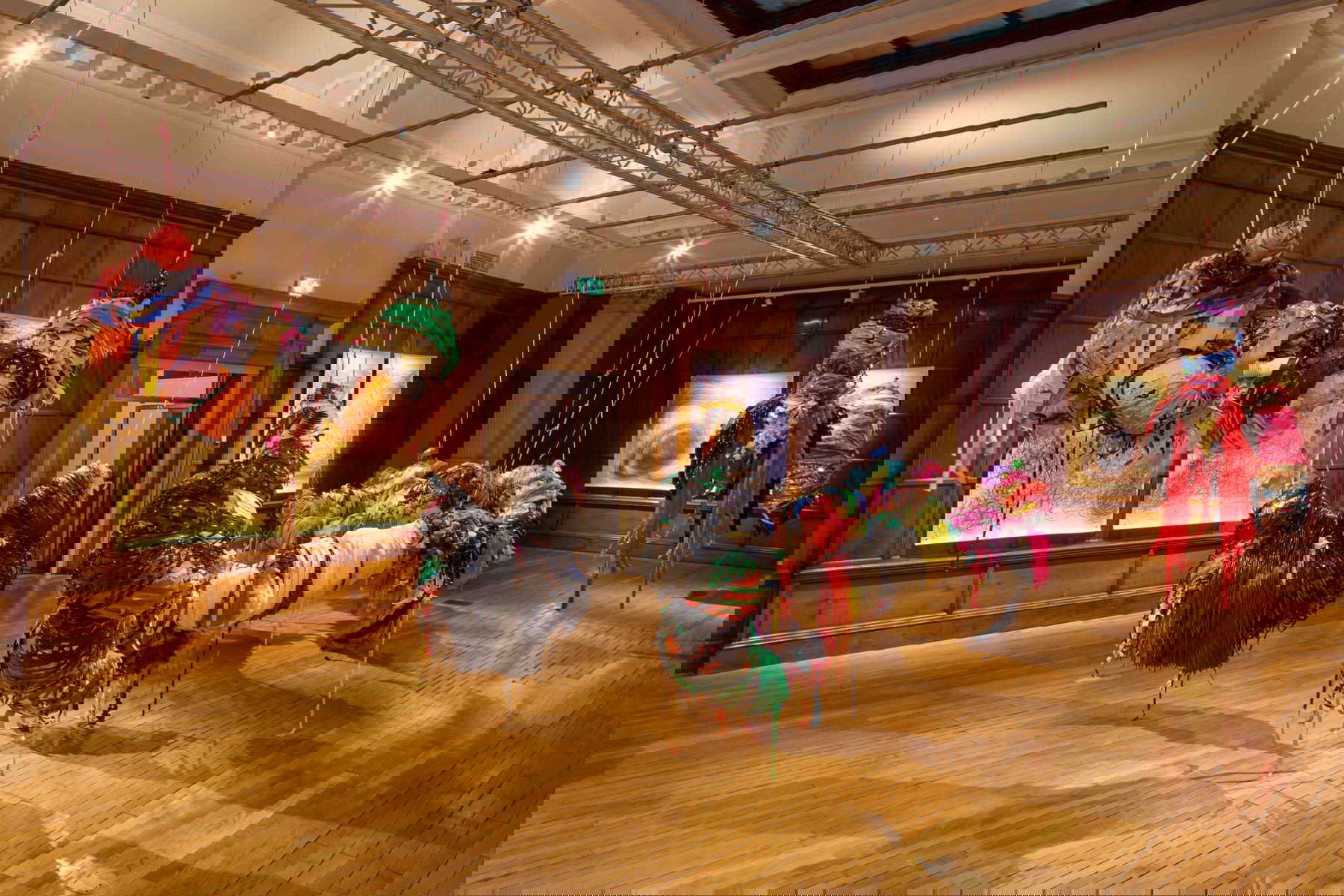 Werke von Nnena Kalu beim Turner Prize 2025, Cartwright Hall Art Gallery, London. Foto: David Levene, mit freundlicher Genehmigung des Künstlers, ActionSpace und Arcadia Missa