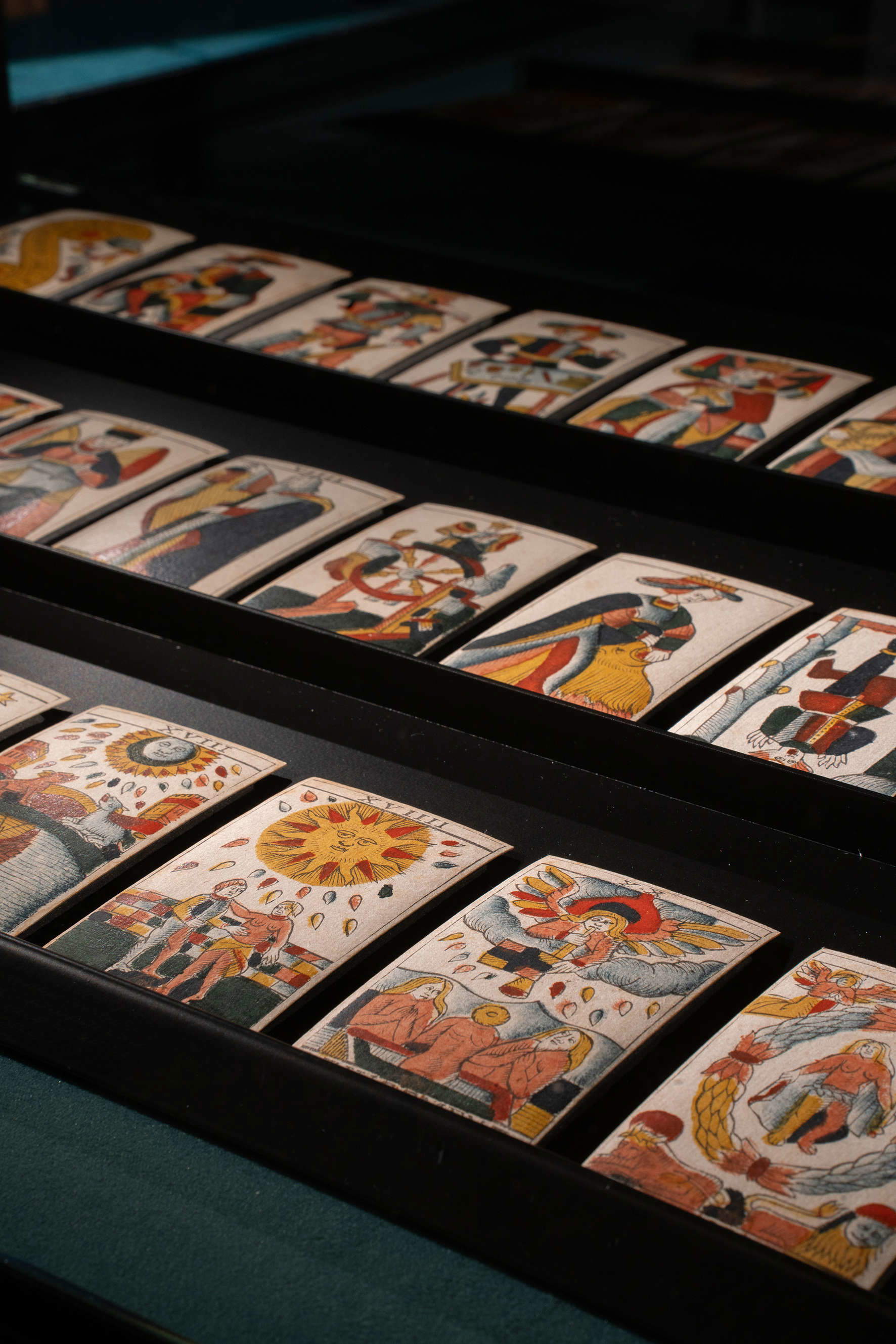 Allestimenti della mostra Tarocchi. Le origini, le carte, la fortuna, Accademia Carrara. Foto: Antonio Cadei