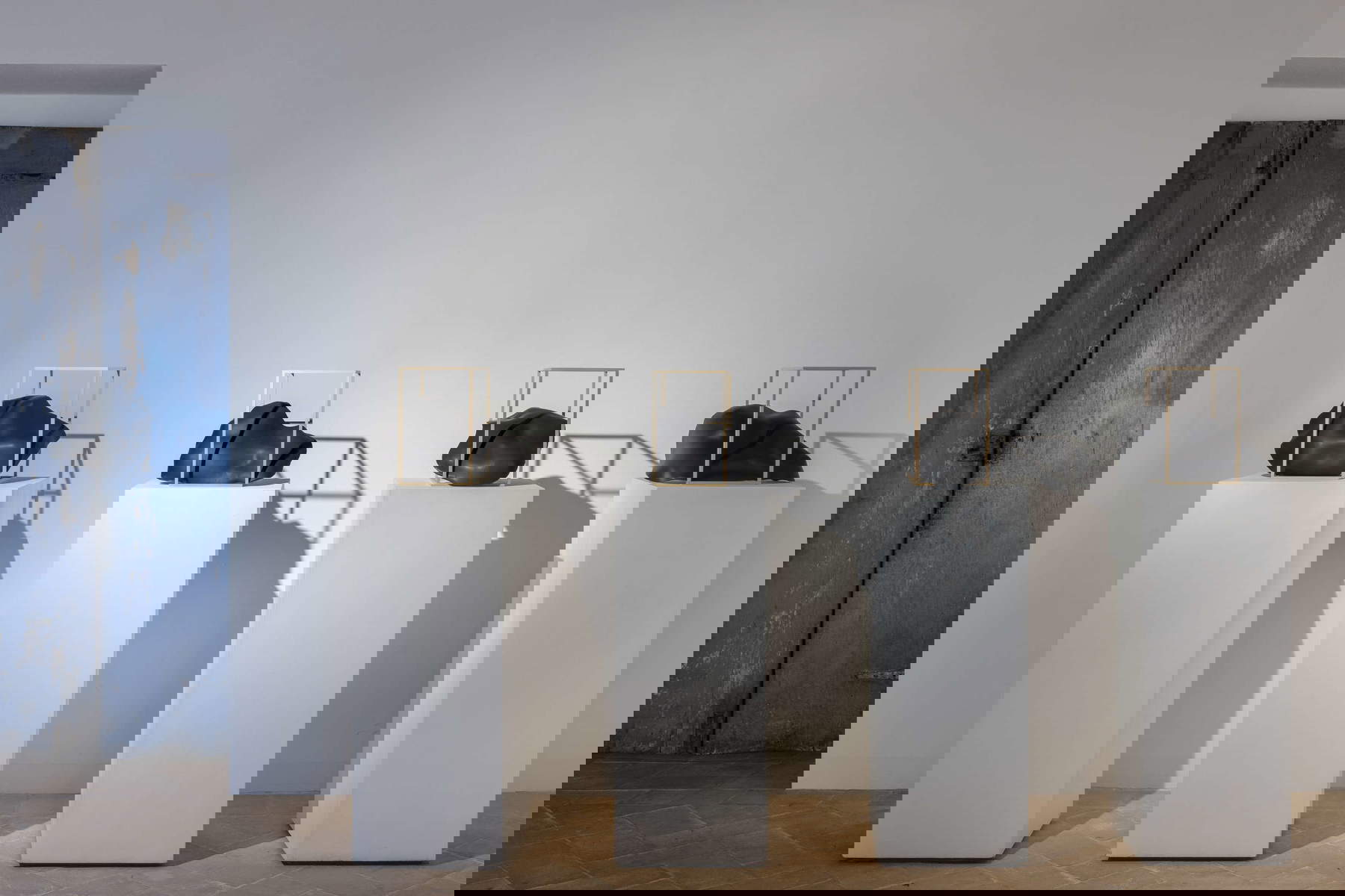 Manuela Cirino, Francis et les nuages (2020-2024 ; céramique émaillée et bois, 32 x 40 x 25 cm chacun). Installation au musée MACC de Torgiano, 2025. Photo : Roberto Marossi