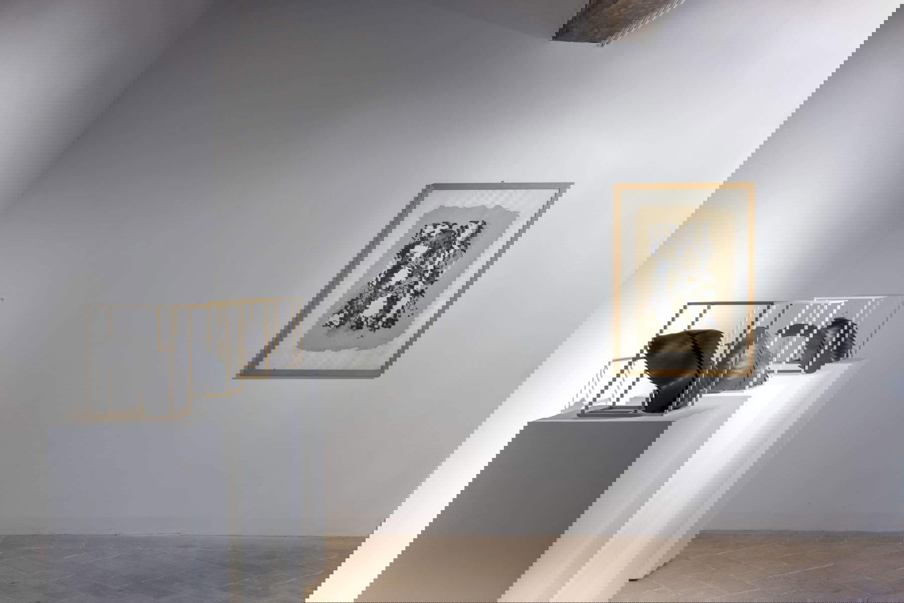 À gauche : Manuela Cirino, Francis et les nuages (2020-2024 ; céramique émaillée et bois, 32 x 40 x 25 cm chacun). À droite : Leoncillo, Réunion d'hiver (1962). Installation au musée MACC de Torgiano, 2025. Photo : Roberto Marossi