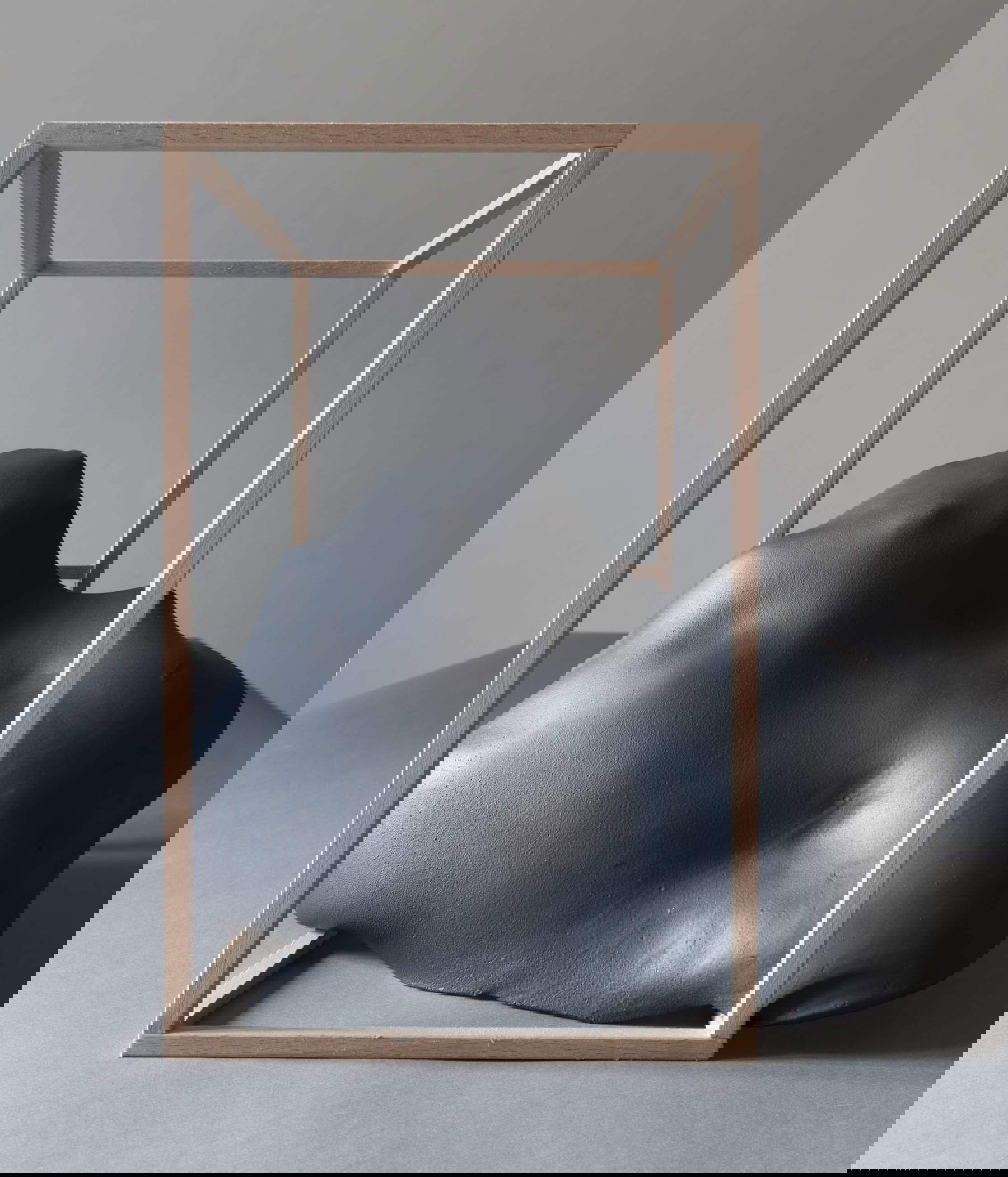 Manuela Cirino, Francis (2020, céramique émaillée et bois, 31,5 x 33 x 25 cm).