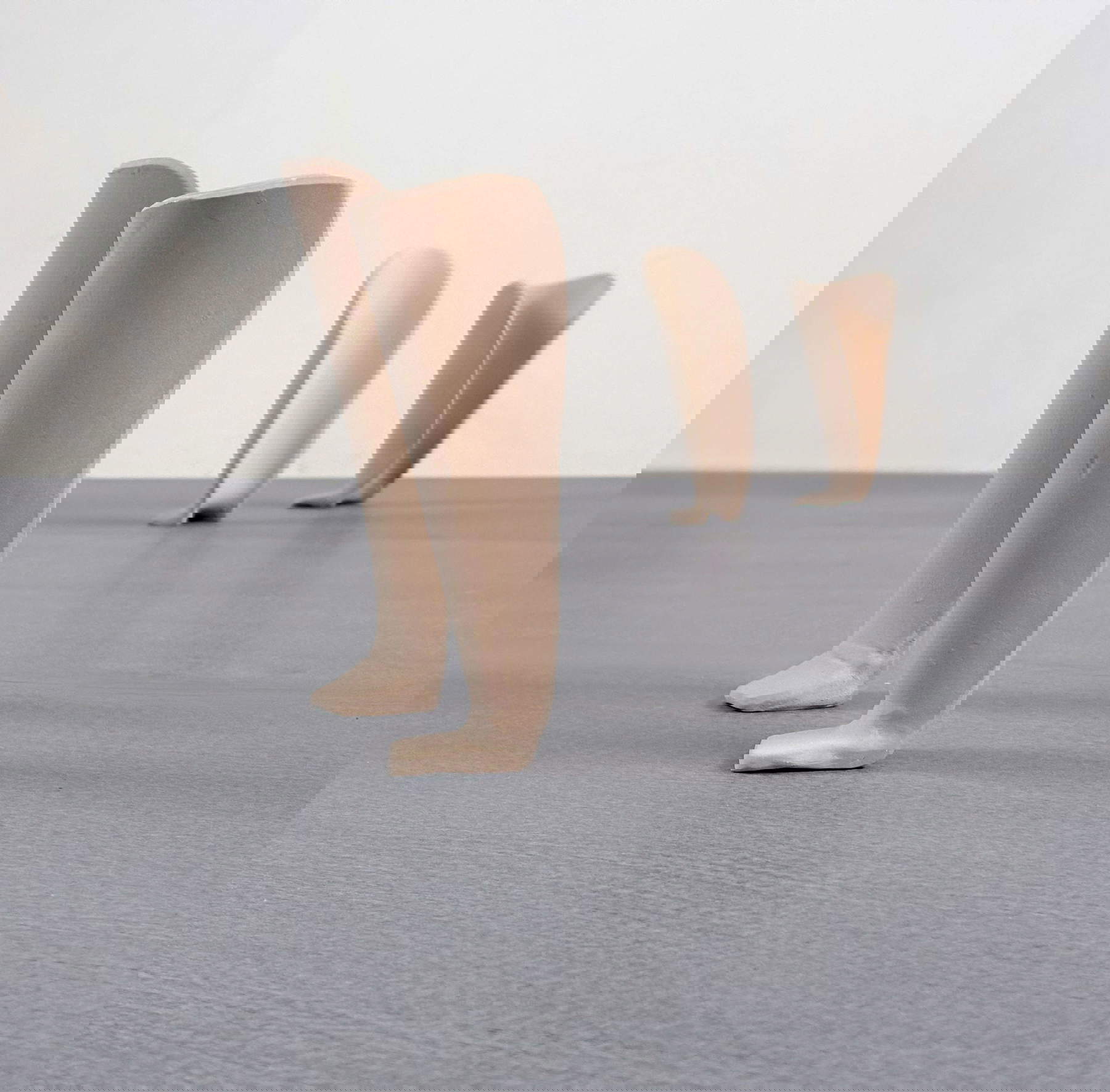 Manuela Cirino, Il Ricercatore (2025 ; terre cuite engobée, fibrociment et 4 tirages photographiques, plate-forme au sol 210 x 120 cm, photographies murales 40 x 60 cm chacune). Photo : Francesco Ferri