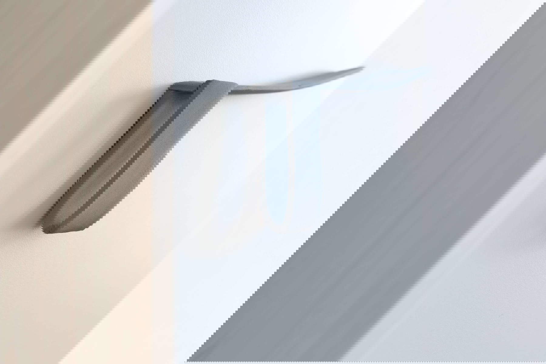 Manuela Cirino, Le temps est un fleuve qui m'entraîne, mais je suis le fleuve (2024 ; céramique, bois, stratifié, 35 x 29 x 7 cm ; Milan, Montrasio Arte). Photo : Manuela Cirino