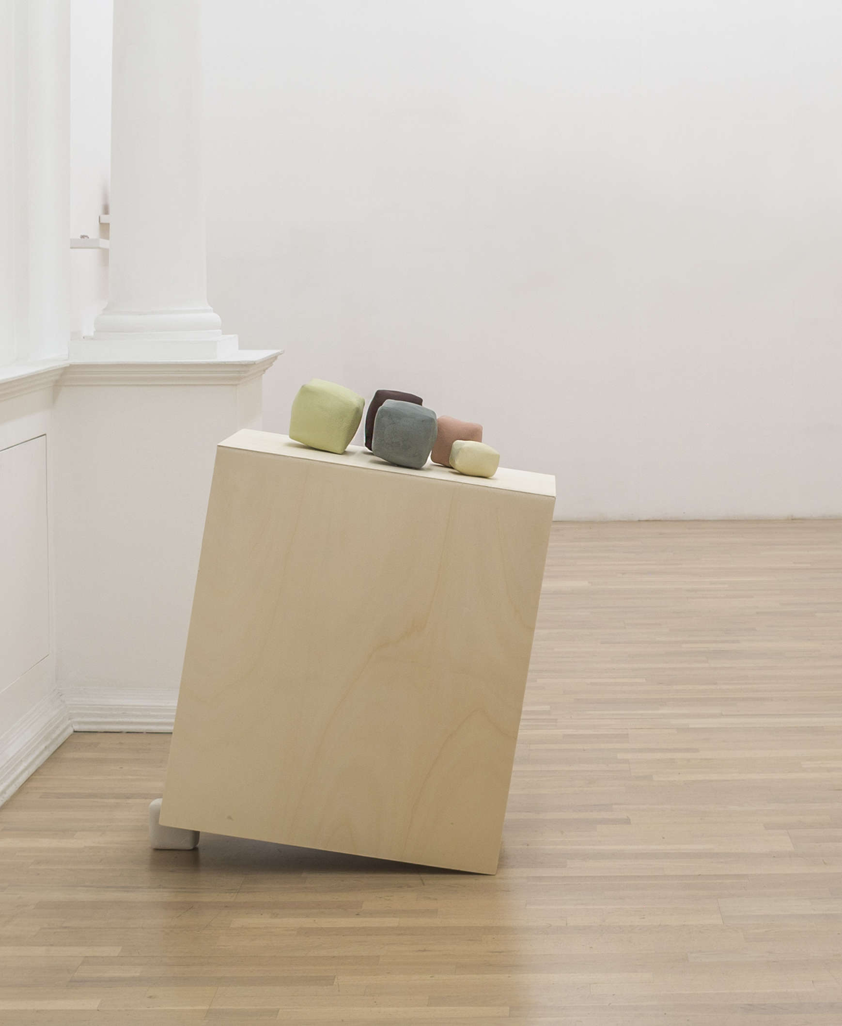 Manuela Cirino, Tilting the Horizon (2023 ; terre cuite et couleurs froides, bois, 100 x 75 x 45 cm). Photo : Marco Ravenna