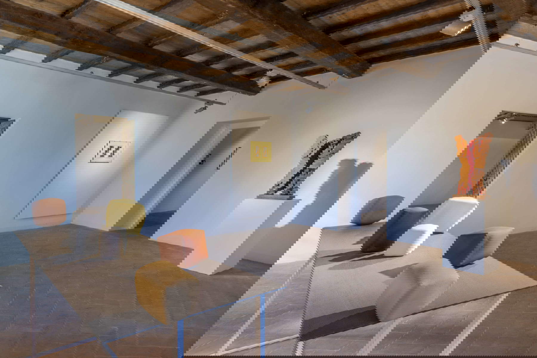 À gauche : Manuela Cirino, L'instabilit&eacute; (2024). À droite : Leoncillo, Red Cut (1964 ; grès et émail, 82 x 50 x 20 cm). Installation au musée MACC de Torgiano, 2025. Photo : Roberto Marossi