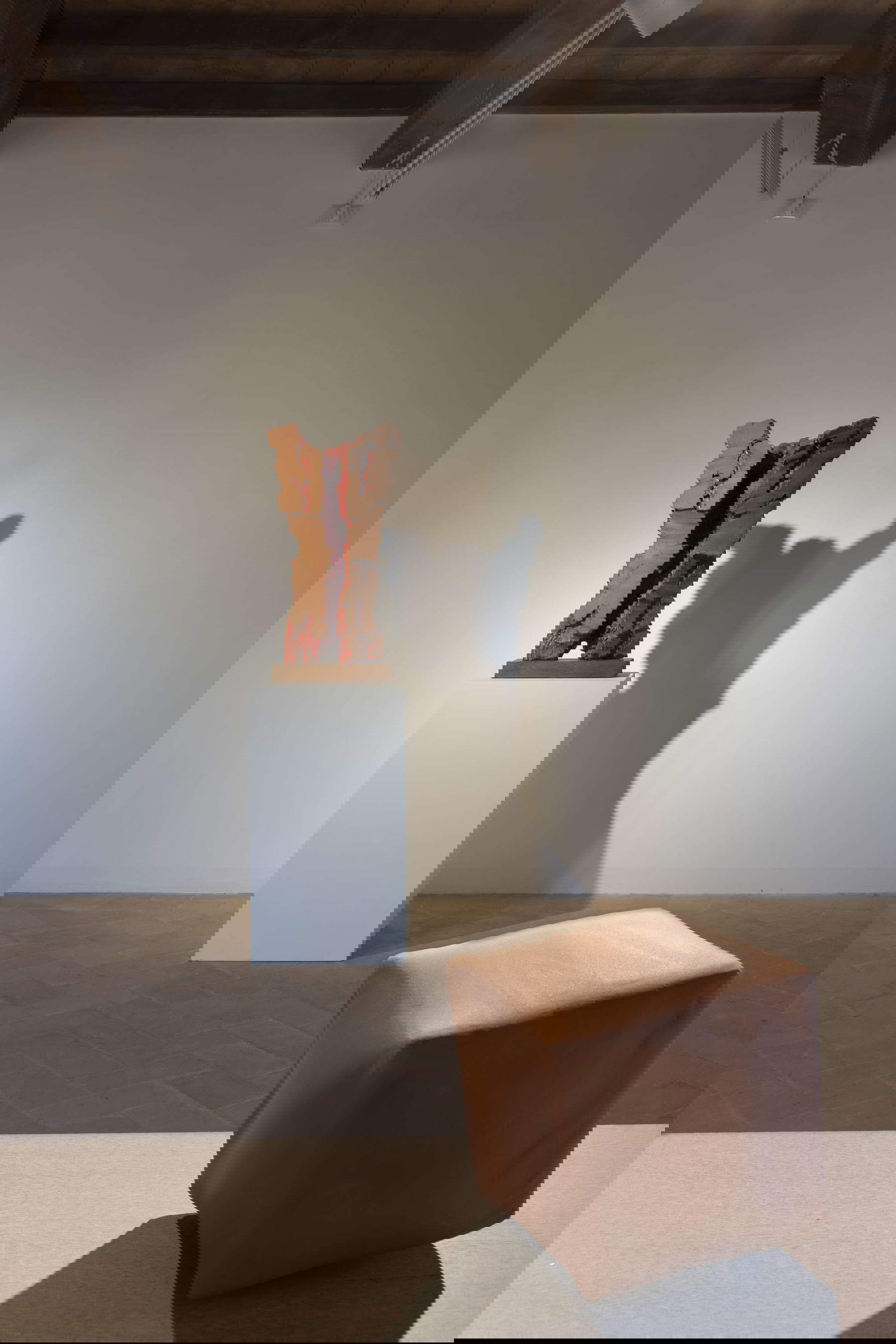 Au centre : Leoncillo, Red Cut (1964). À droite : Manuela Cirino, L'instabilit&eacute; (2024). Installation au musée MACC de Torgiano, 2025. Photo : Roberto Marossi