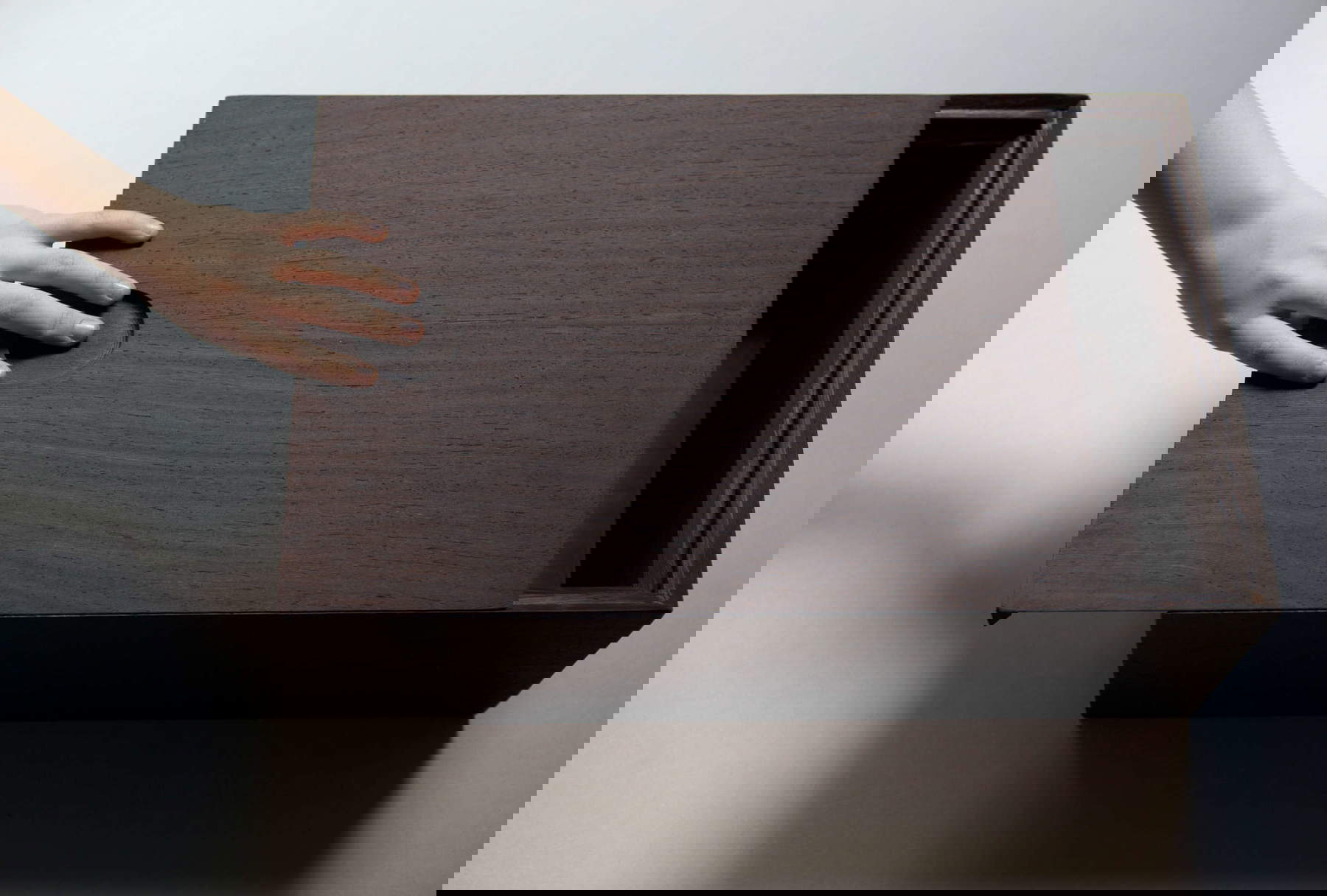 Manuela Cirino, L'infinito &egrave; in ogni dove (2012 ; bois de wengé, plâtre, 36 x 27,5 x 14 cm). Photo : Roberto Marossi