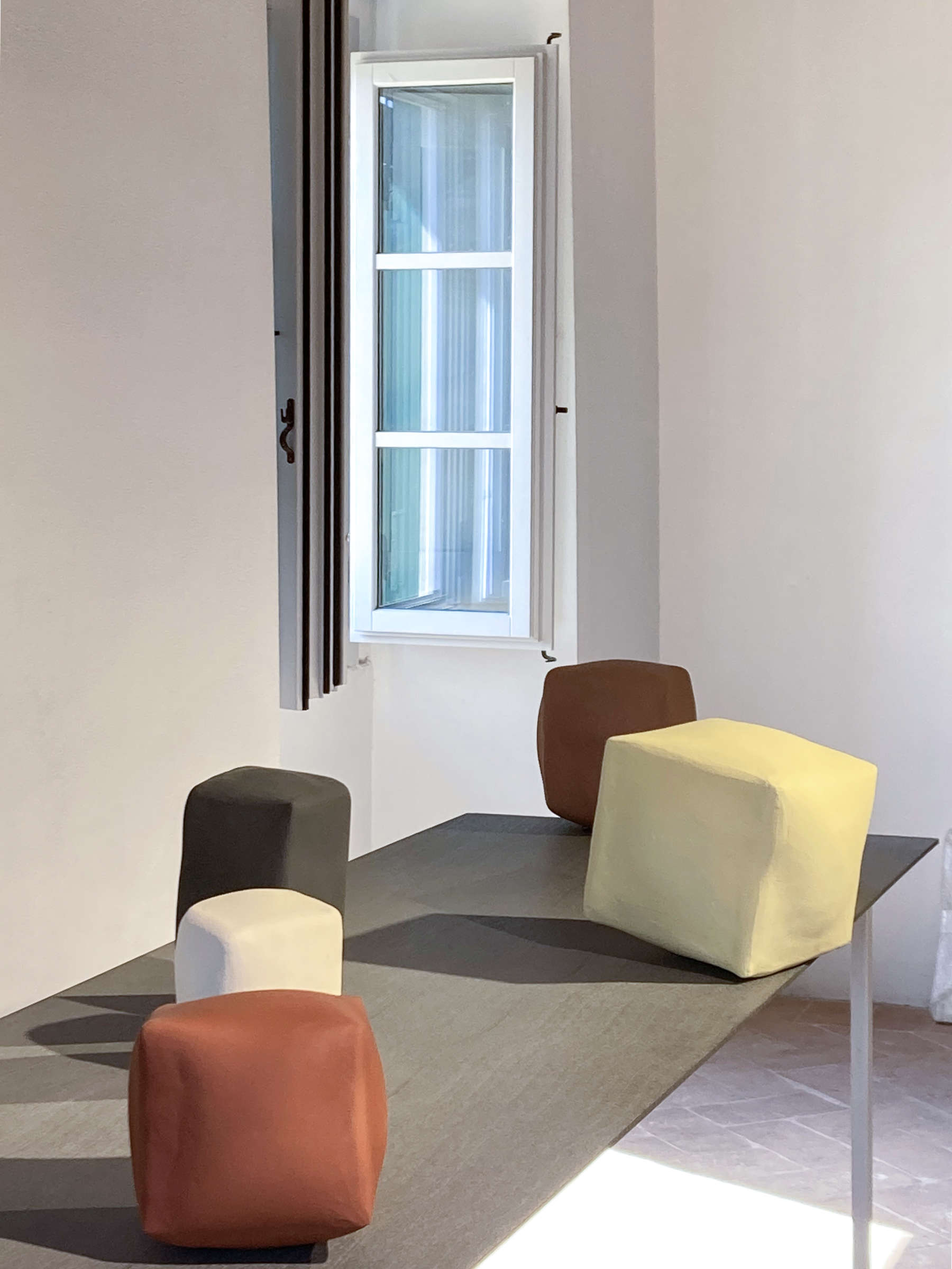 Manuela Cirino, L'instabilit&eacute; (2024 ; terre cuite engob&eacute;e, base m&eacute;tallique et fibrociment, 115 x 215 x 65 cm). Installation au musée MACC de Torgiano, 2025. Photo : Roberto Marossi