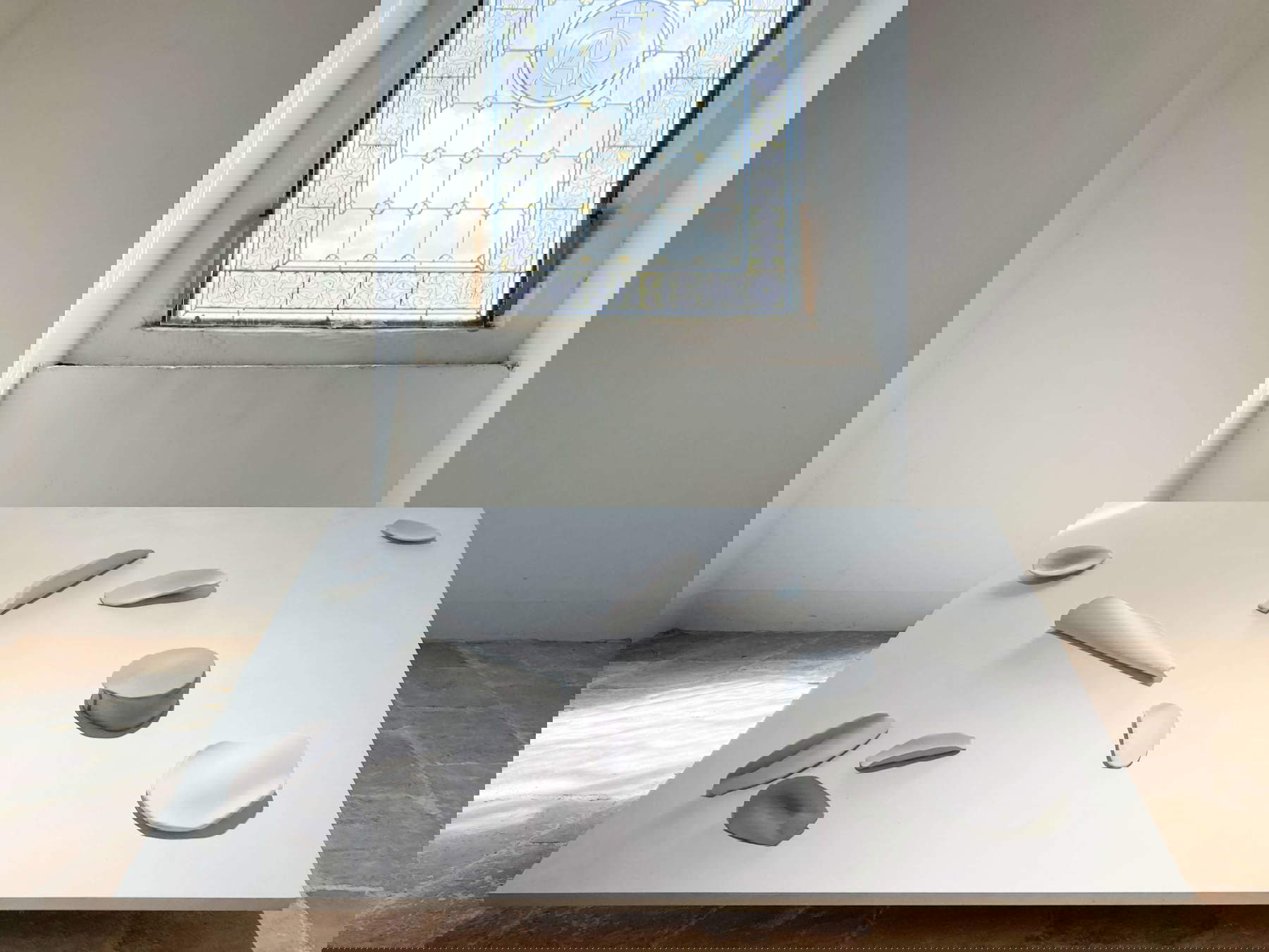 Manuela Cirino, Ni le ciel ni la terre (2024, terre cuite engobée et bois peint, 40 x 83 x 120 cm). Installation au musée MACC de Torgiano, 2025. Photo : Roberto Marossi