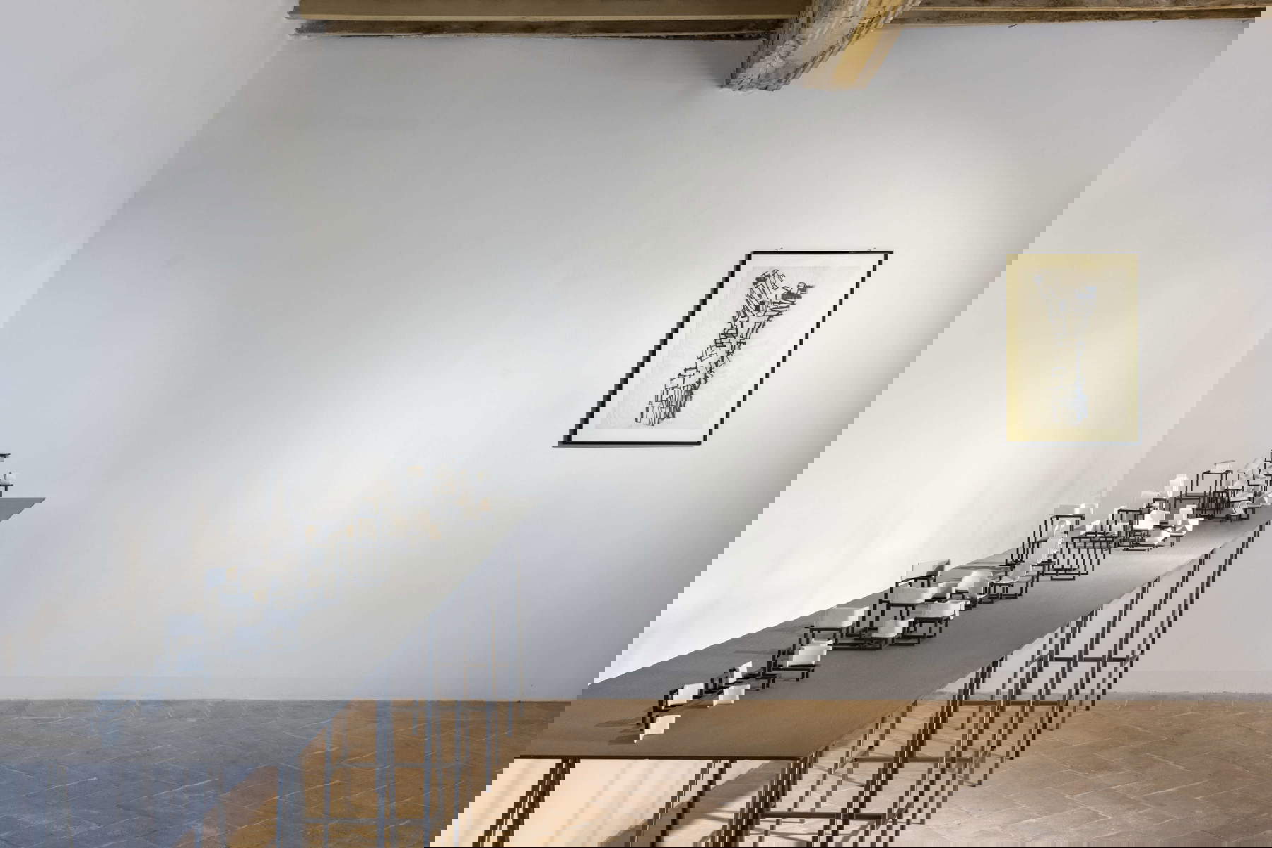 À droite : Leoncillo, Wounded Time (c. 1963 ; crayon gras sur papier, 69 x 45 cm). Installation au musée MACC de Torgiano, 2025. Photo : Roberto Marossi