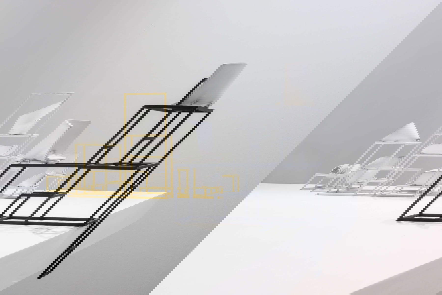 Exposition sur les systèmes, Montrasio Arte Monza, 2023. Au premier plan : Manuela Cirino, Come dire che due ragazzi (2023). À l'arrière-plan : Manuela Cirino, Dall'opaco (2020 ; céramique et bois). Photo : Roberto Marossi