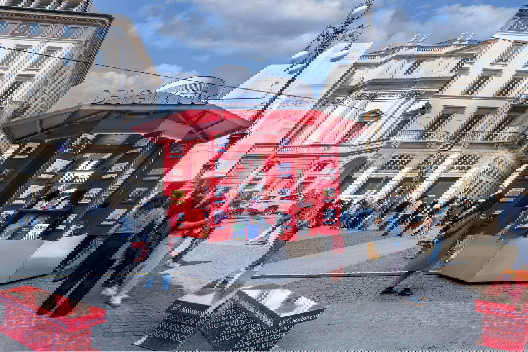 Design Kiosk, Piazza della Scala, Salone del Mobile 2025. Foto: Alessandro Russotti