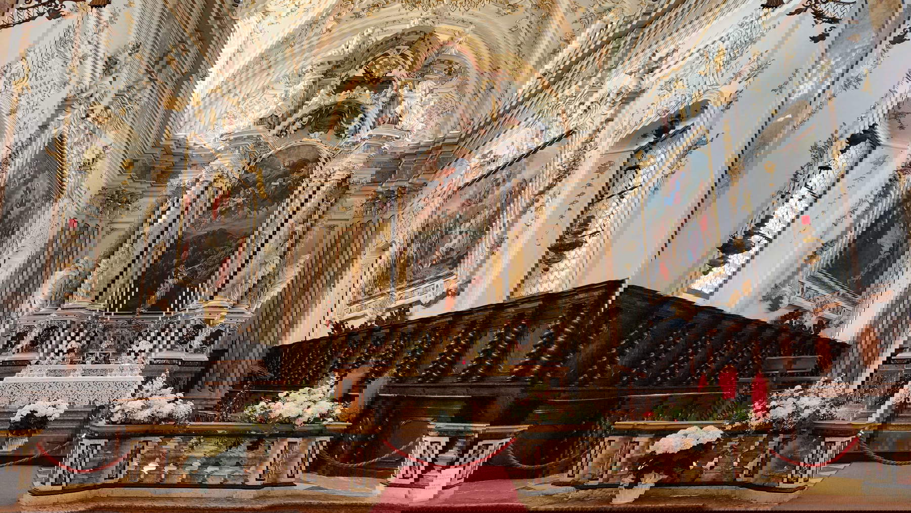 L'altare maggiore di Cristoforo e Sebastiano Benedetti con la pala dell'Assunta di Nicol&ograve; Dorigati