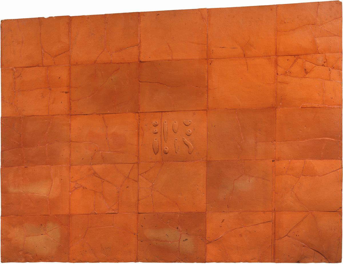 Luigi Mainolfi, Muro del pensamiento (1988-1989; terracota, 143 x 184 cm)