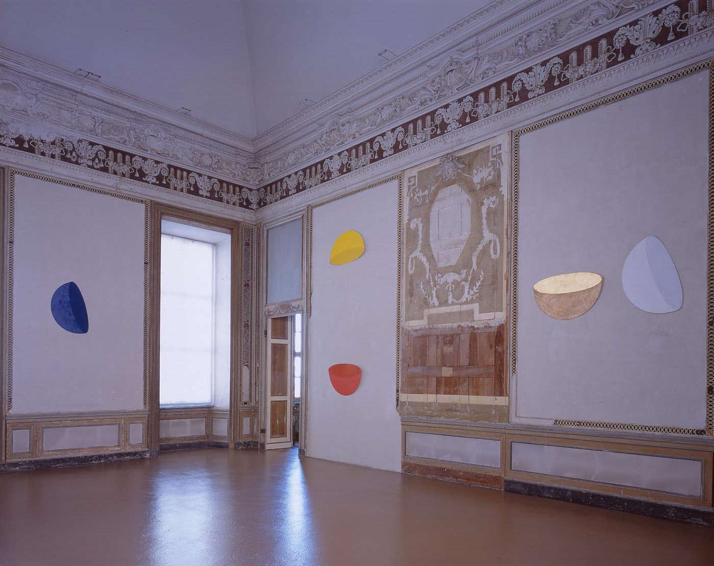 Remo Salvadori, La stanza delle tazze (1985-1986; cera coloreada sobre lienzo sobre cobre, 8 elementos, 100 x 63 x 0,5 cm cada uno; Rivoli, Castello di Rivoli Museo d'Arte Contemporanea)