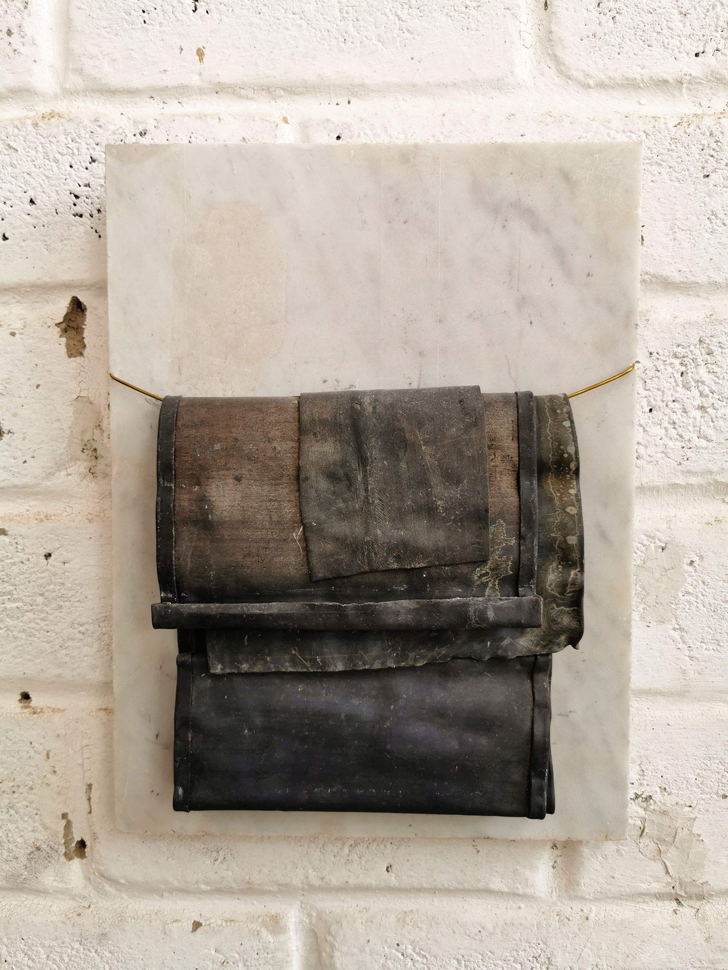 Vittorio Messina, Sin título (1986; plomo curvado, latón y mármol, 40 x 3 0 cm). Foto: Galería Nicola Pedana