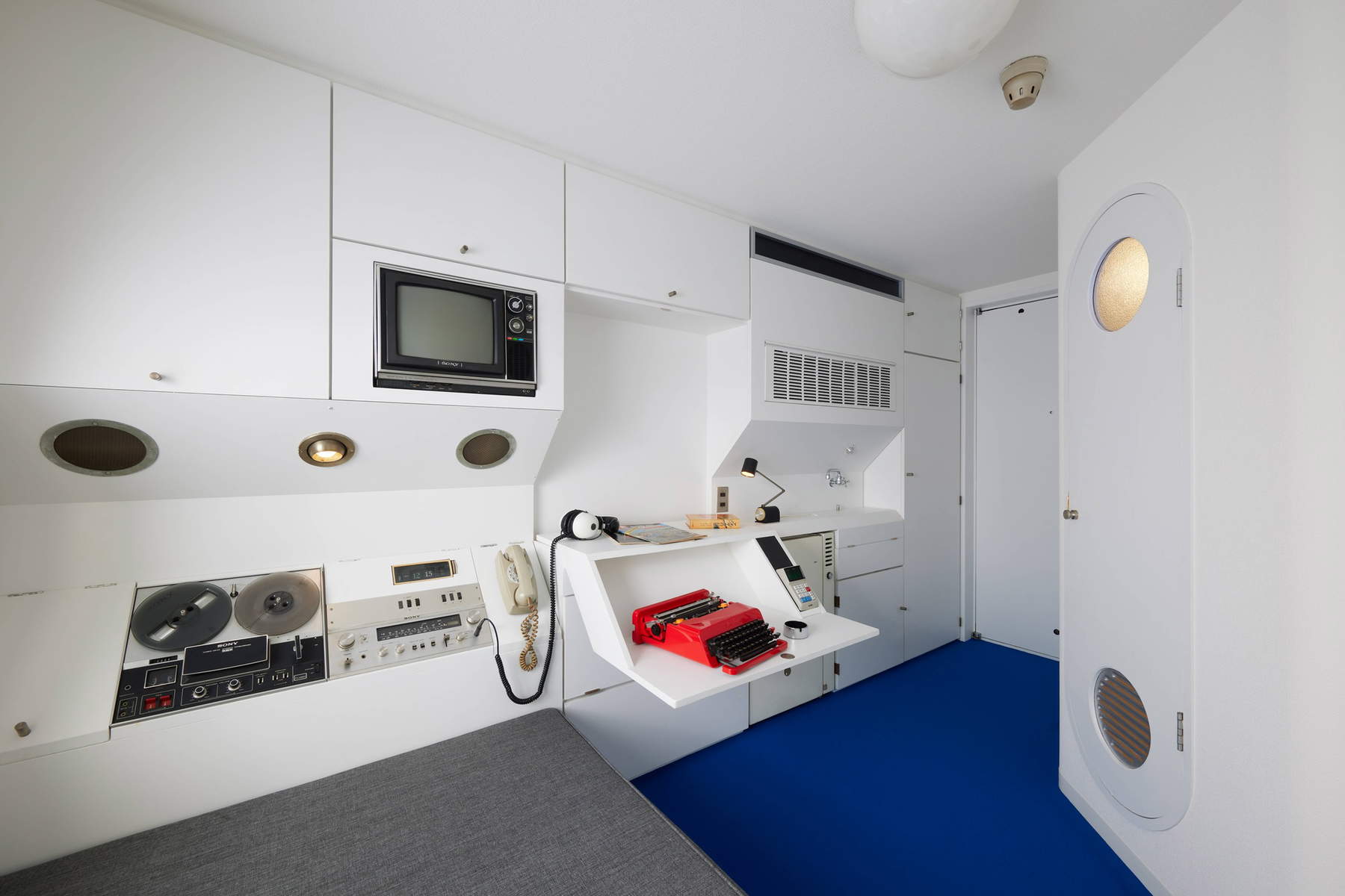 Kisho Kurokawa, Architect &amp; Associates, Capsula A1305 della Nakagin Capsule Tower (1970&ndash;1972, restaurata nel 2022&ndash;23; acciaio, legno, vernice, plastica, tessuto, poliuretano, vetro, ceramica ed elettronica, 255 &times; 270 &times; 423 cm; New York, Museum of Modern Art)