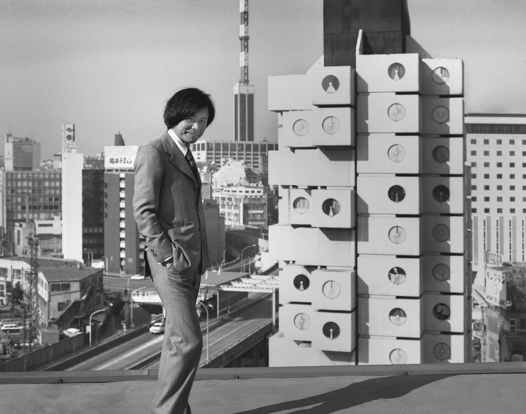 Kishō Kurokawa davanti alla Nakagin Capsule Tower completata (1974). Foto: Tomio Ohashi