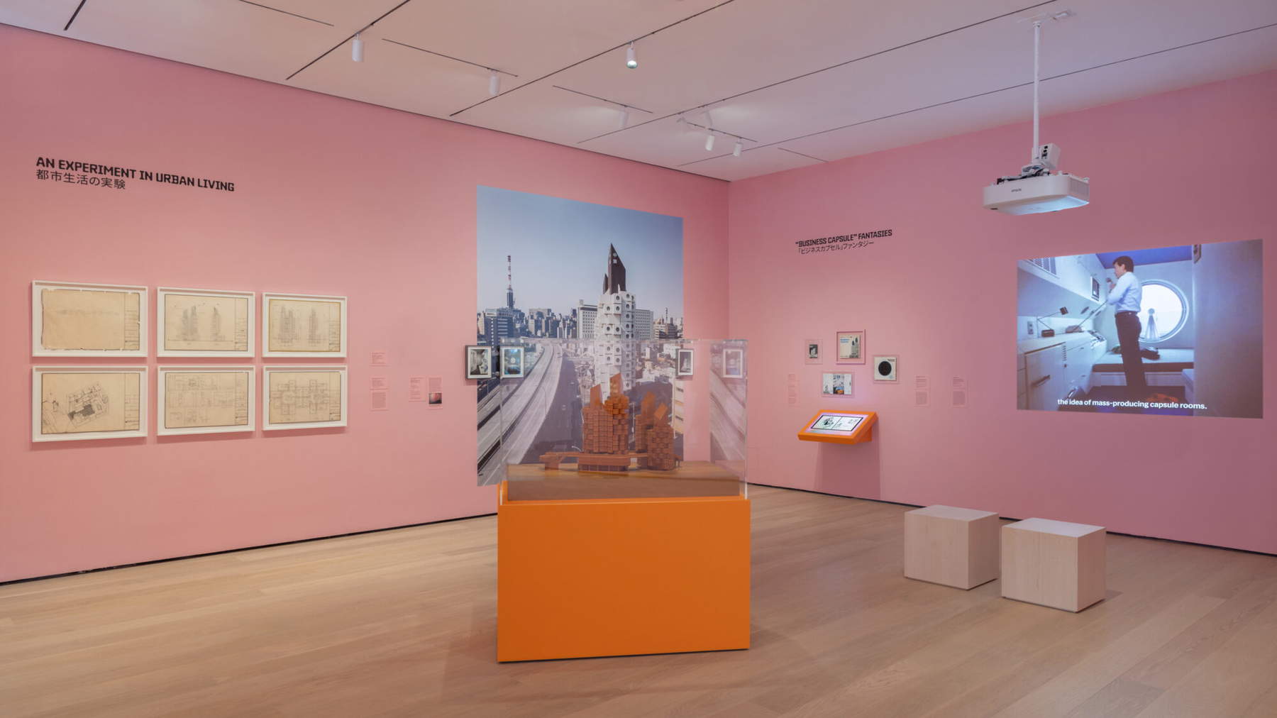 Allestimenti della mostra The Many Lives of the Nakagin Capsule Tower. Foto: Jonathan Dorado