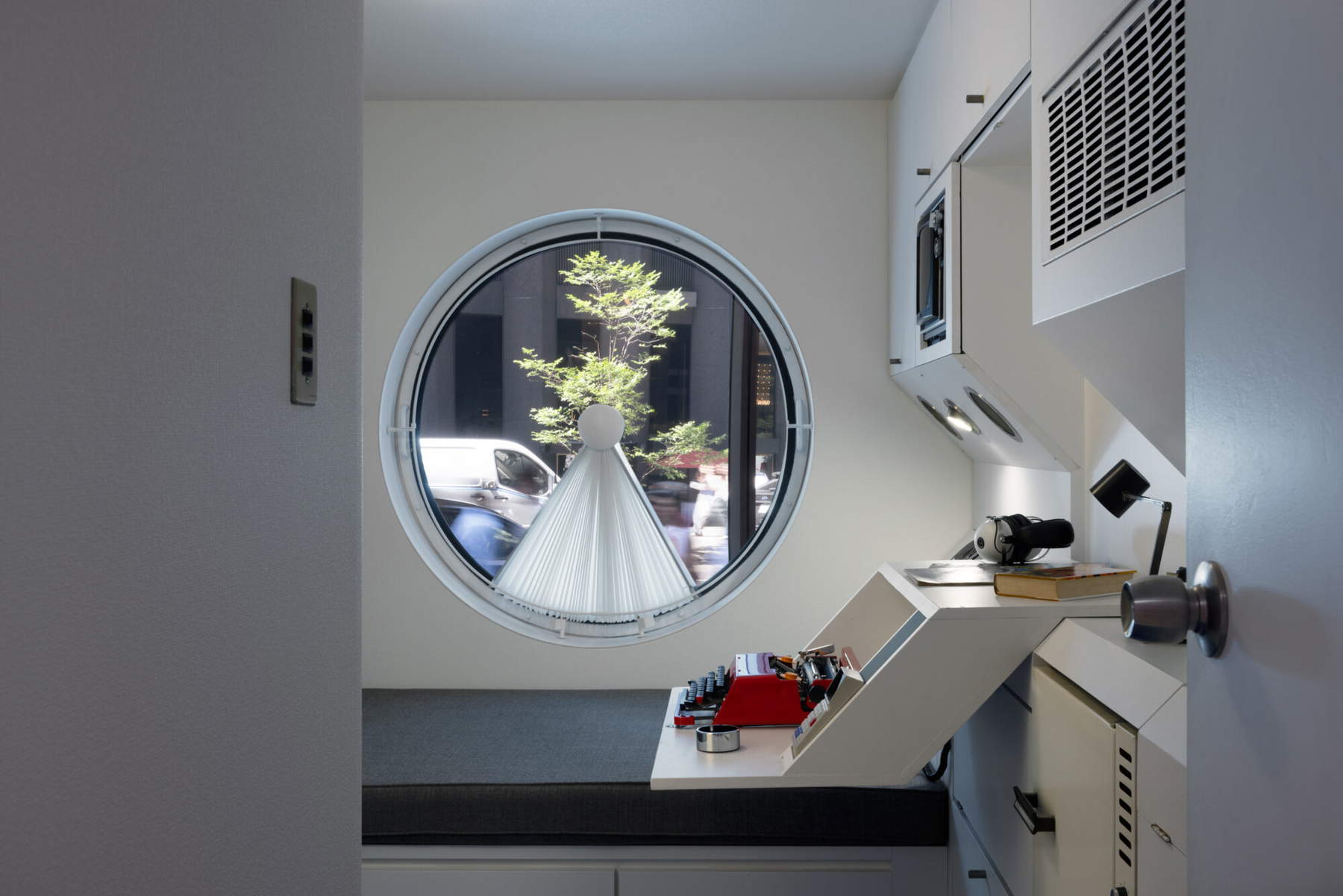 Allestimenti della mostra The Many Lives of the Nakagin Capsule Tower. Foto: Jonathan Dorado