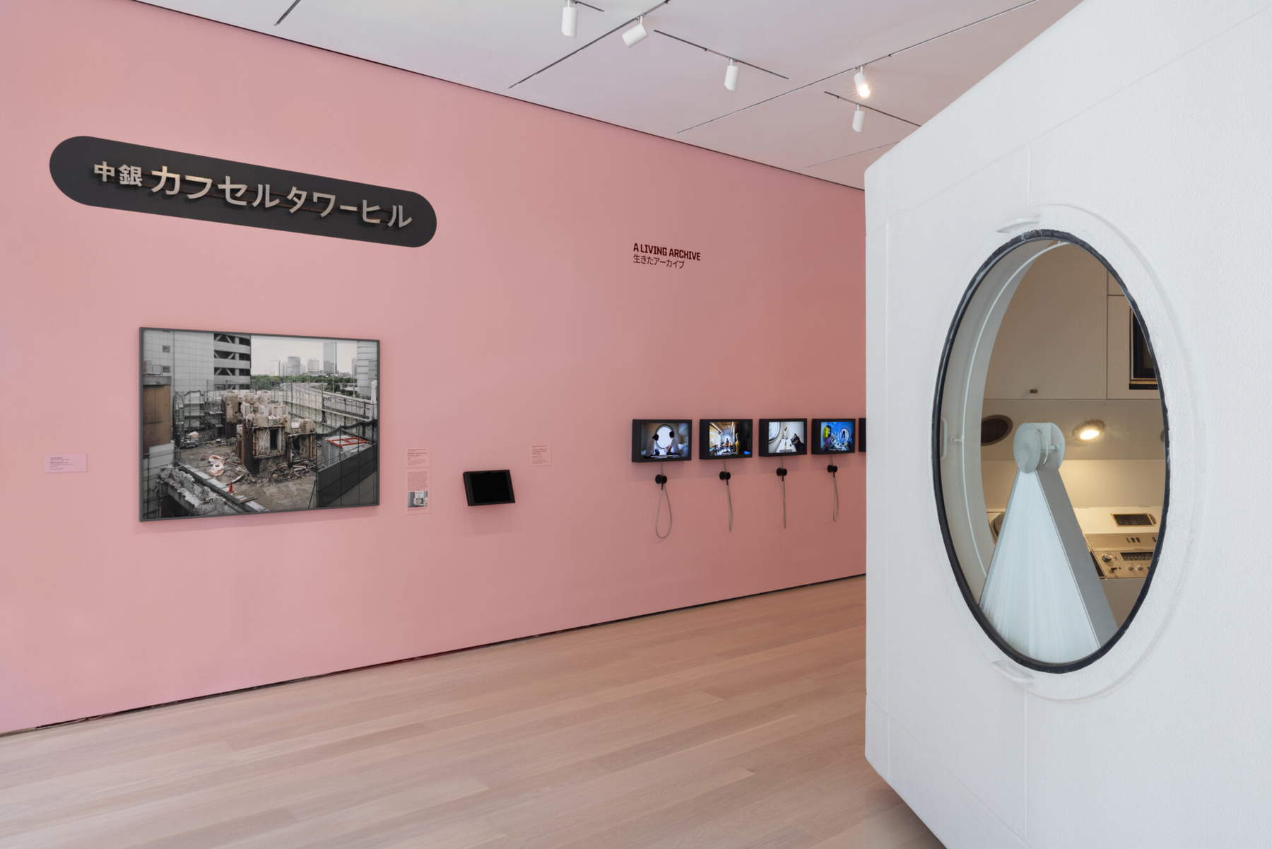 Allestimenti della mostra The Many Lives of the Nakagin Capsule Tower. Foto: Jonathan Dorado